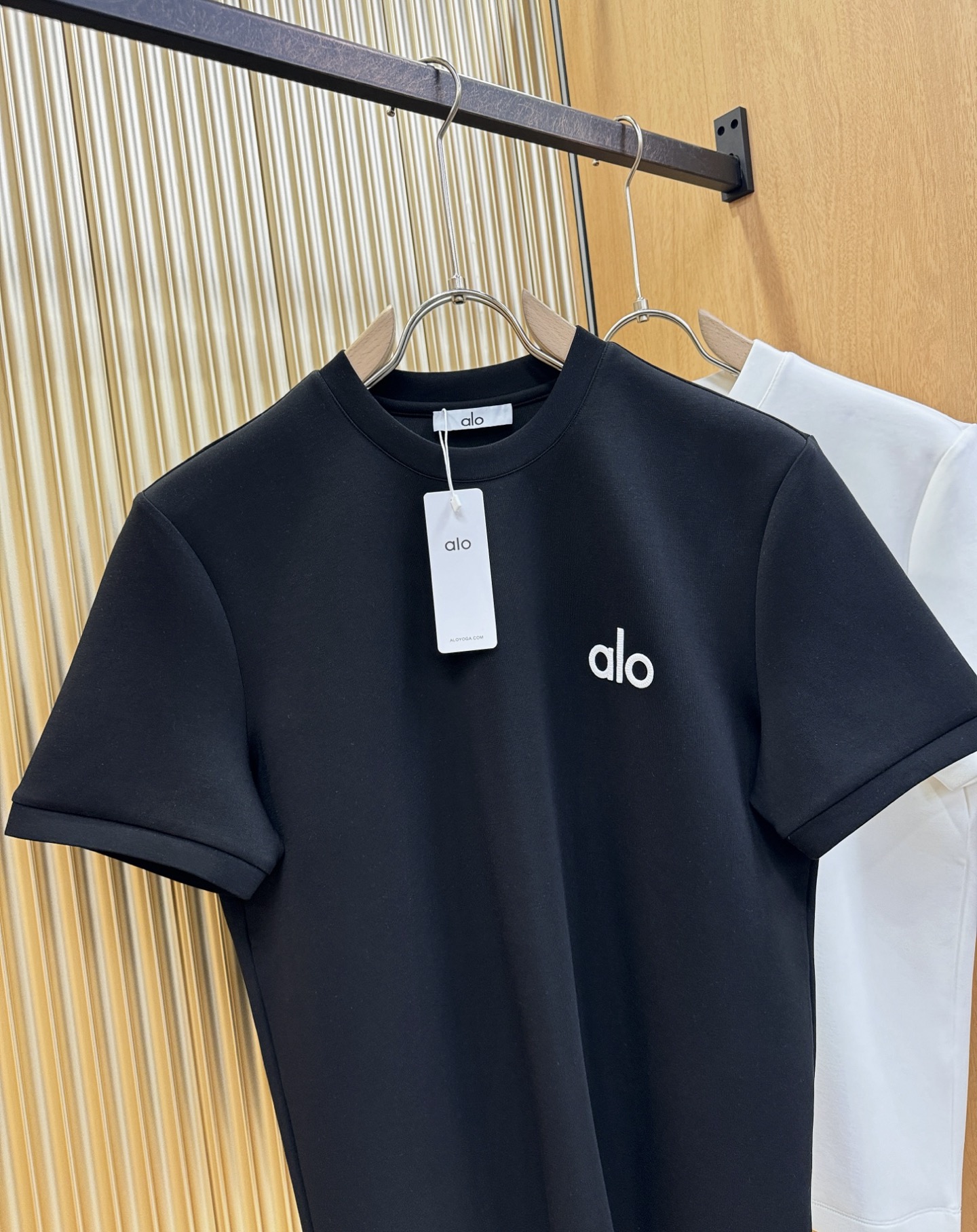 ALO 秋冬新品 短袖T恤，经典Logo设计，百搭款 官网同步发售 定制面料，柔软细腻 舒适透气，亲肤感