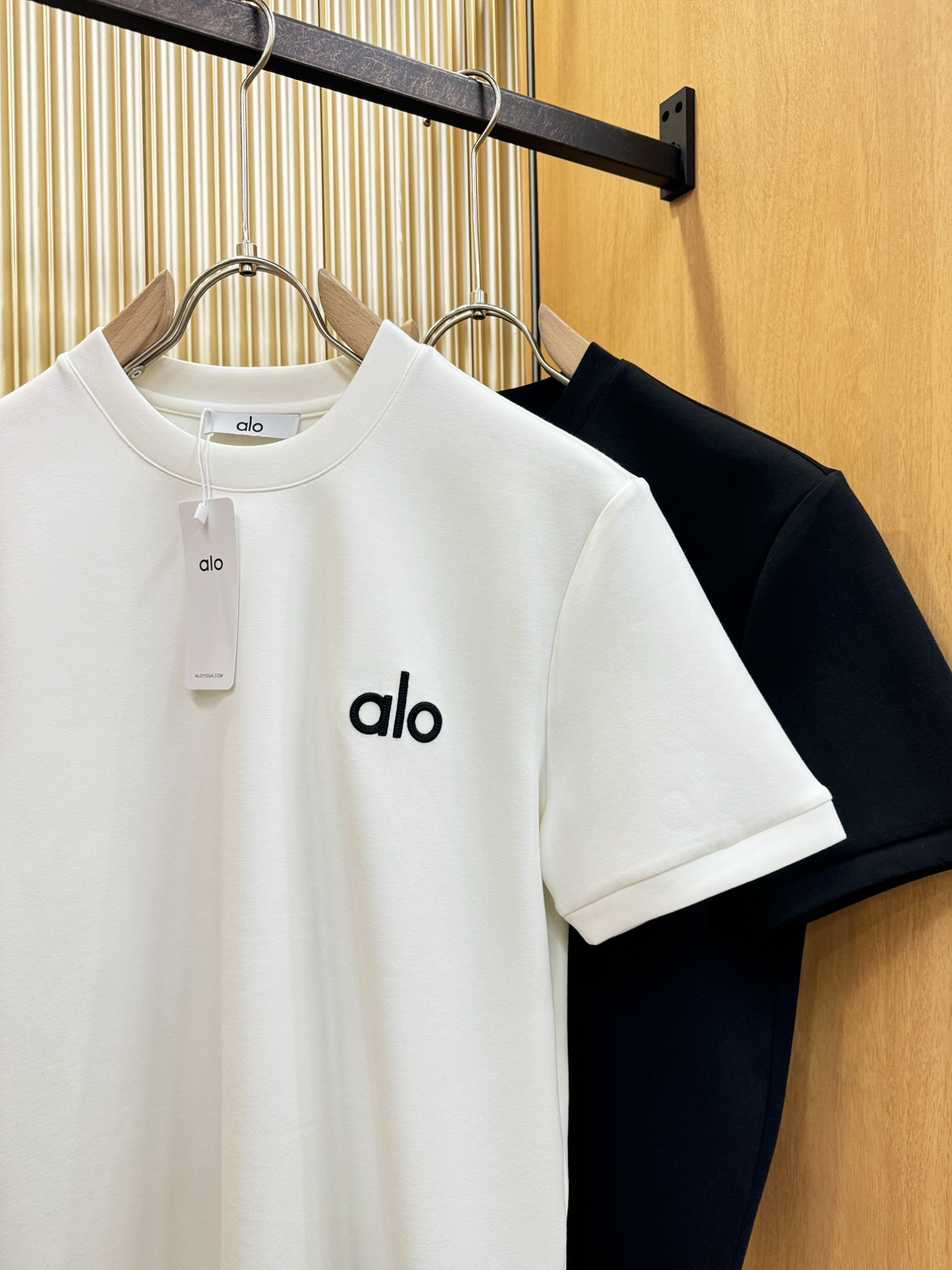 ALO 秋冬新品 短袖T恤，经典Logo设计，百搭款 官网同步发售 定制面料，柔软细腻 舒适透气，亲肤感