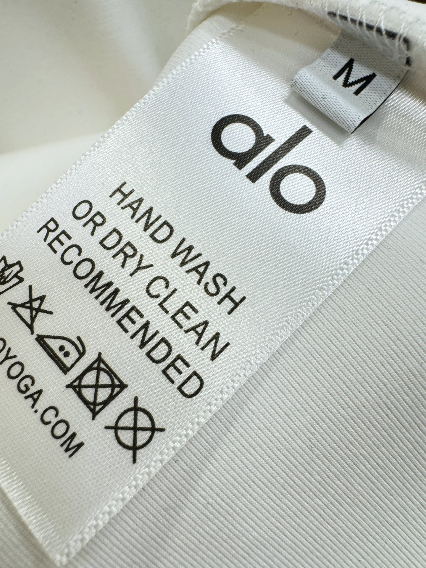 ALO 秋冬新品 短袖T恤，经典Logo设计，百搭款 官网同步发售 定制面料，柔软细腻 舒适透气，亲肤感