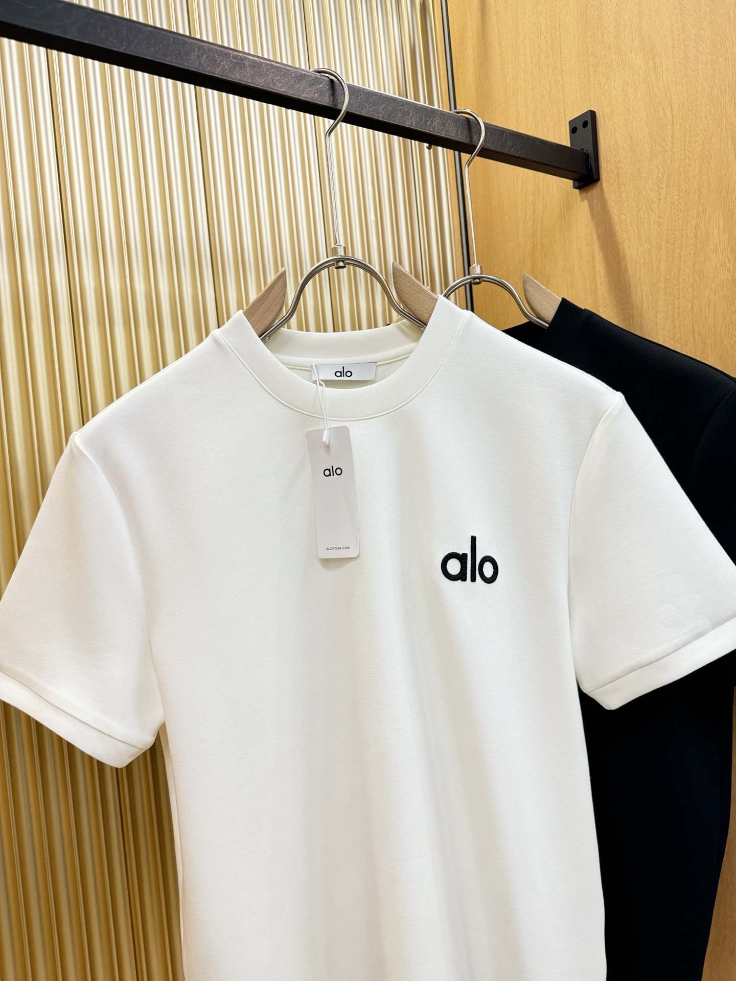 ALO 秋冬新品 短袖T恤，经典Logo设计，百搭款 官网同步发售 定制面料，柔软细腻 舒适透气，亲肤感