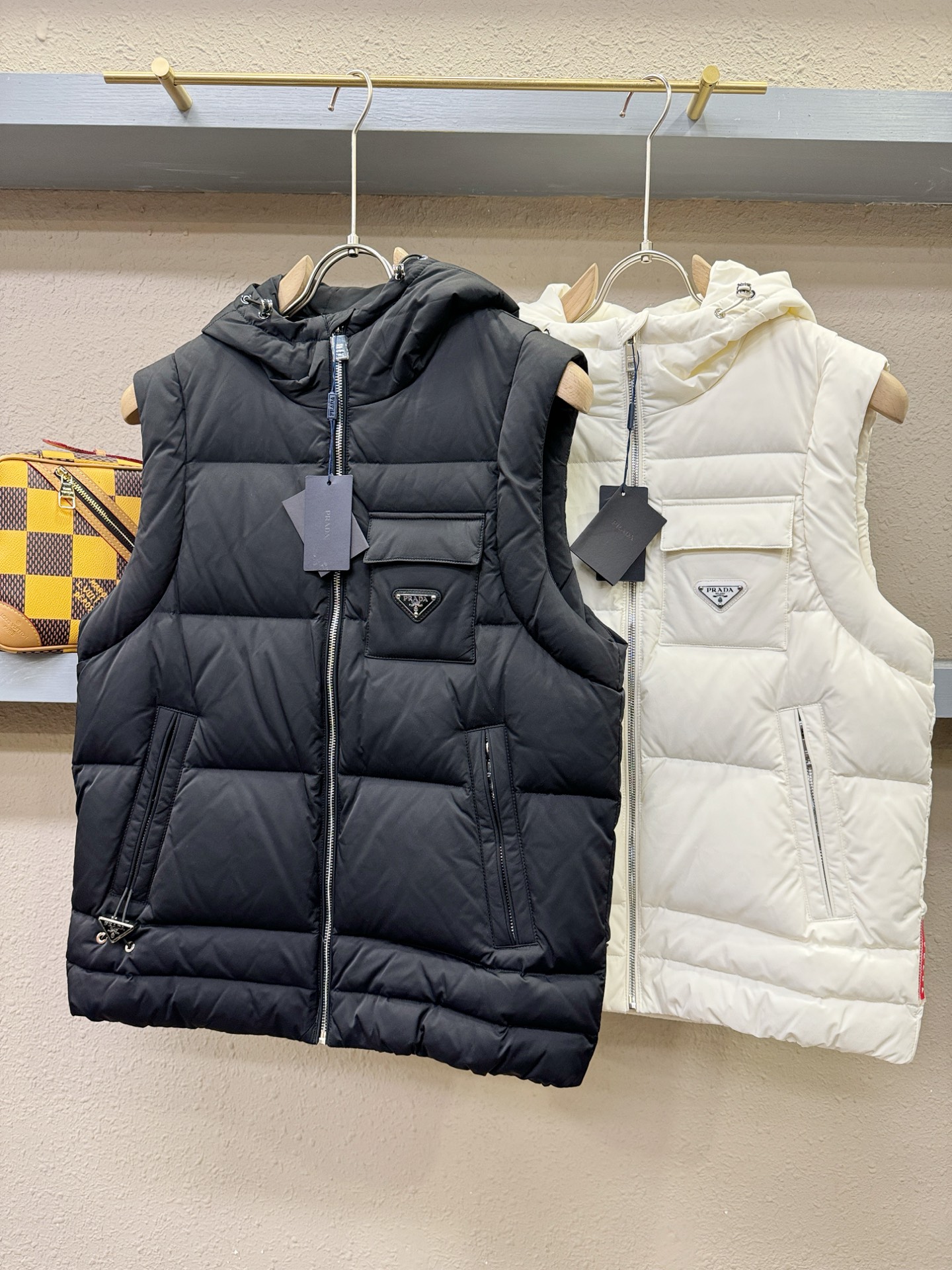 PRADA 普拉达 2025新款羽绒马甲 秀场新品，品相非常完美，专柜高科技防水面料，内里90%白鹅绒填