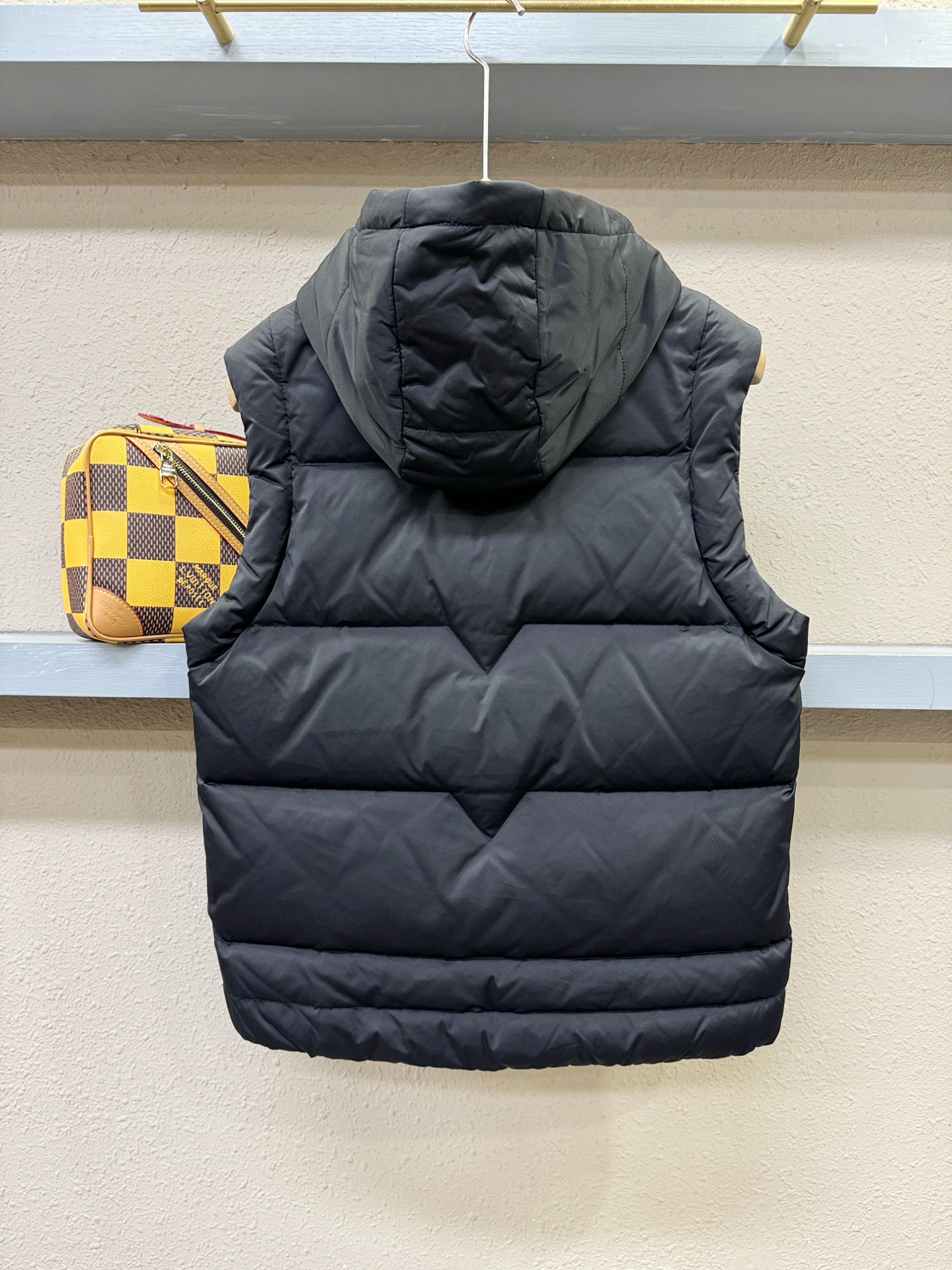 PRADA 普拉达 2025新款羽绒马甲 秀场新品，品相非常完美，专柜高科技防水面料，内里90%白鹅绒填