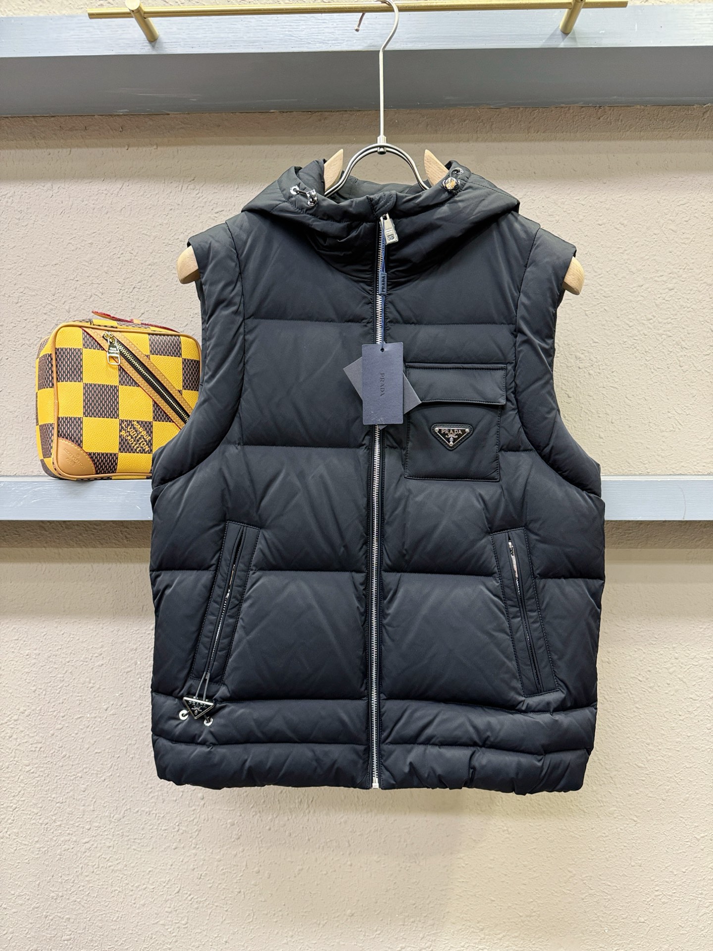 PRADA 普拉达 2025新款羽绒马甲 秀场新品，品相非常完美，专柜高科技防水面料，内里90%白鹅绒填