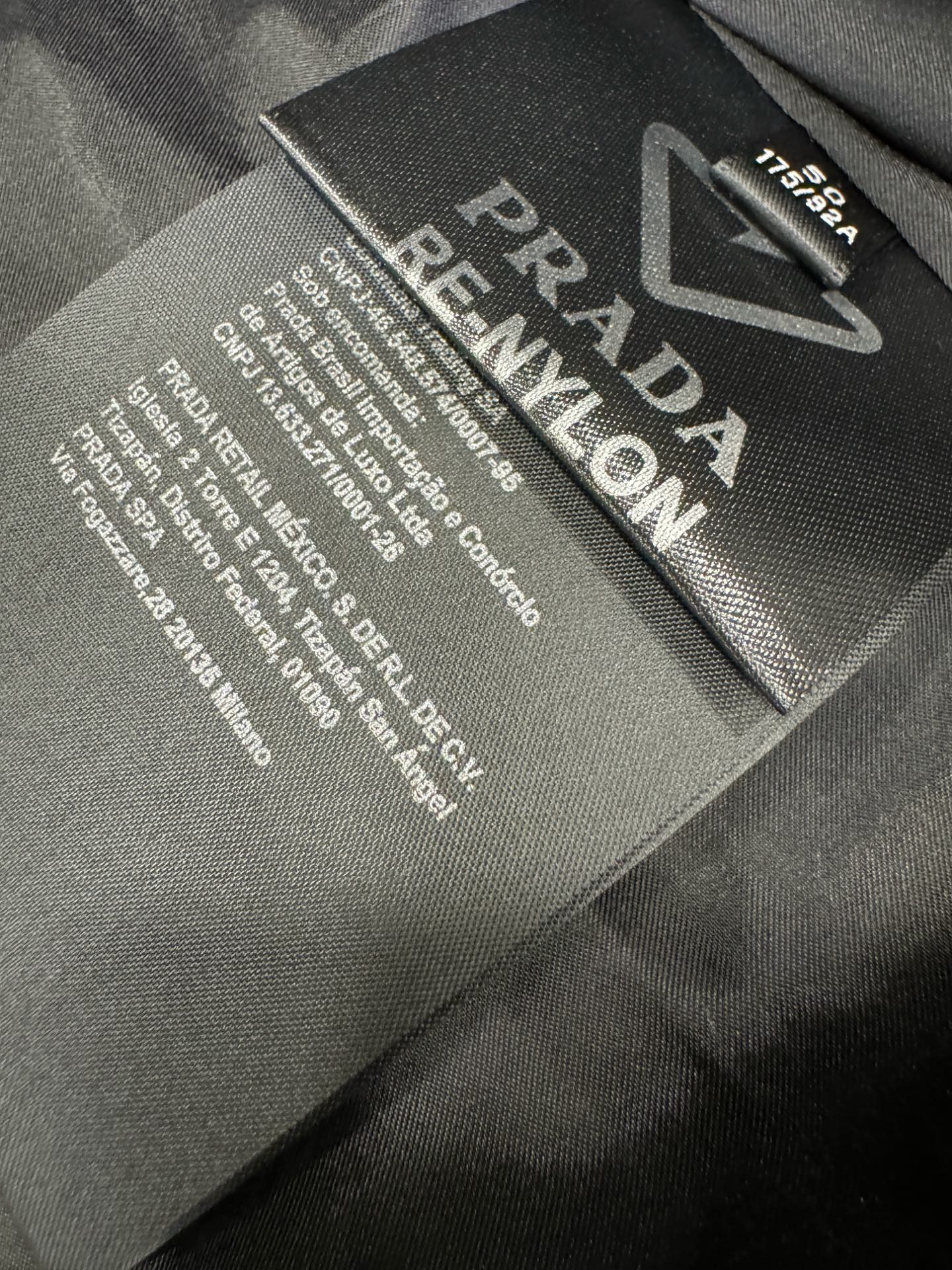 PRADA 普拉达 2025新款羽绒马甲 秀场新品，品相非常完美，专柜高科技防水面料，内里90%白鹅绒填