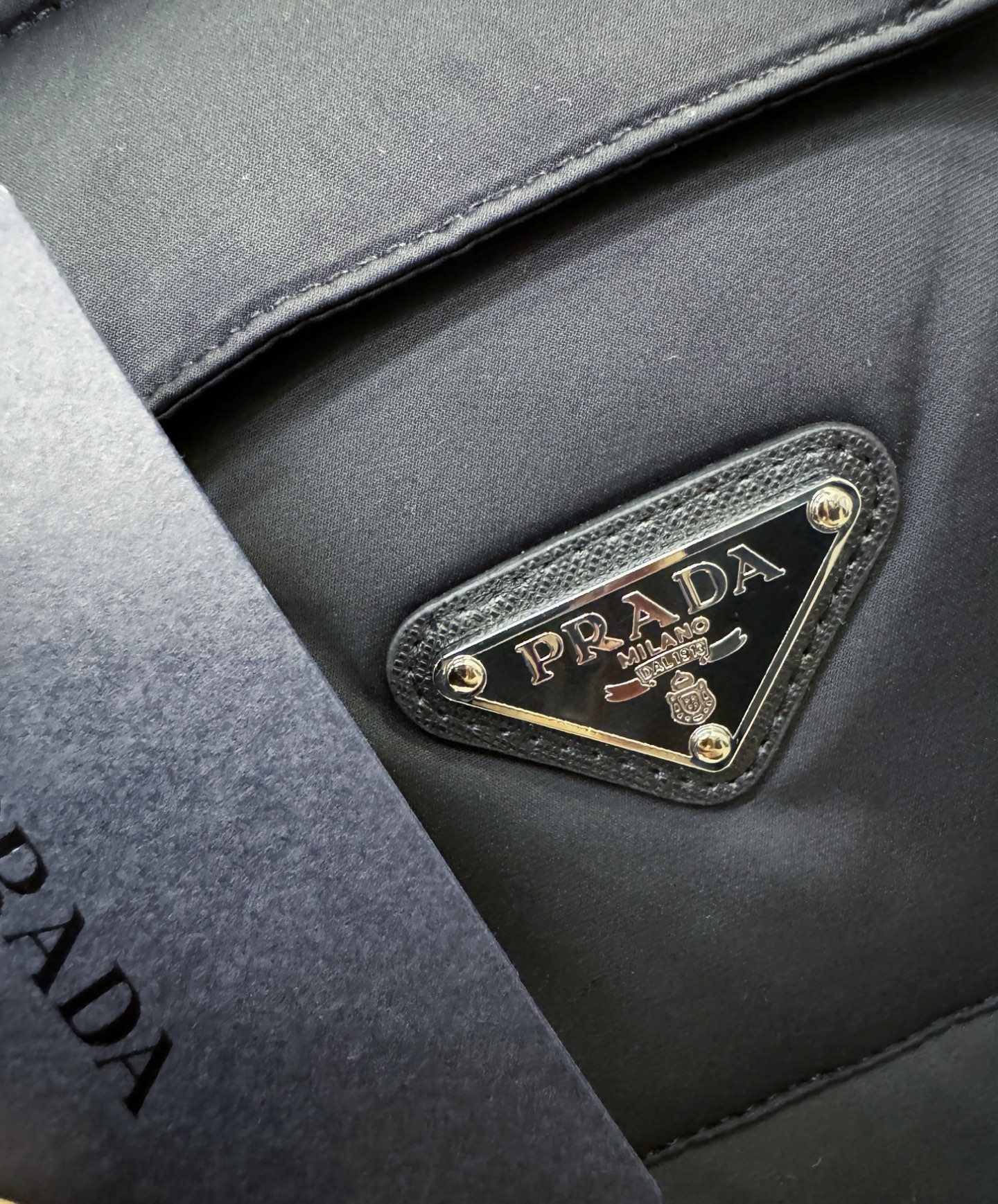 PRADA 普拉达 2025新款羽绒马甲 秀场新品，品相非常完美，专柜高科技防水面料，内里90%白鹅绒填