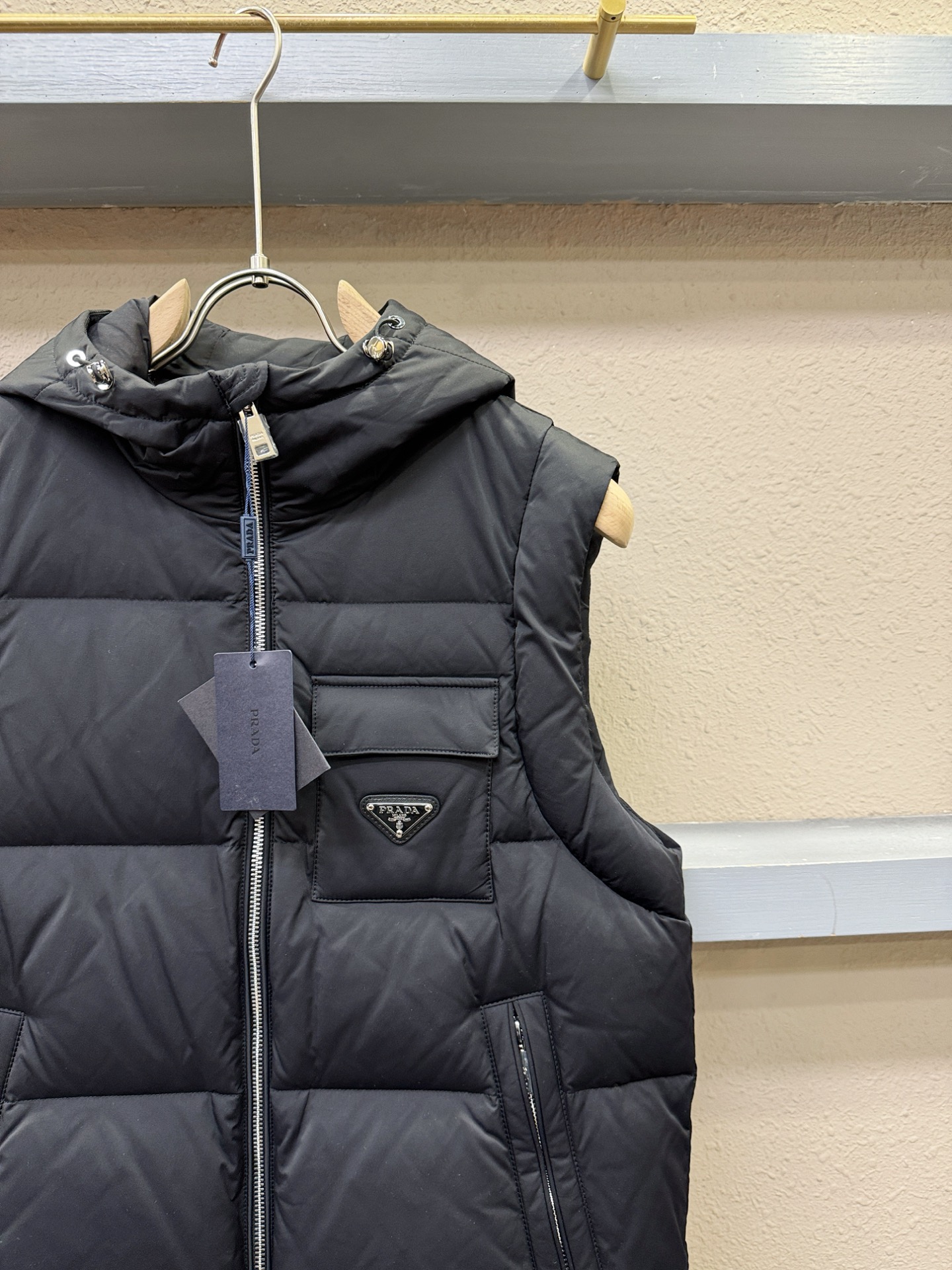 PRADA 普拉达 2025新款羽绒马甲 秀场新品，品相非常完美，专柜高科技防水面料，内里90%白鹅绒填