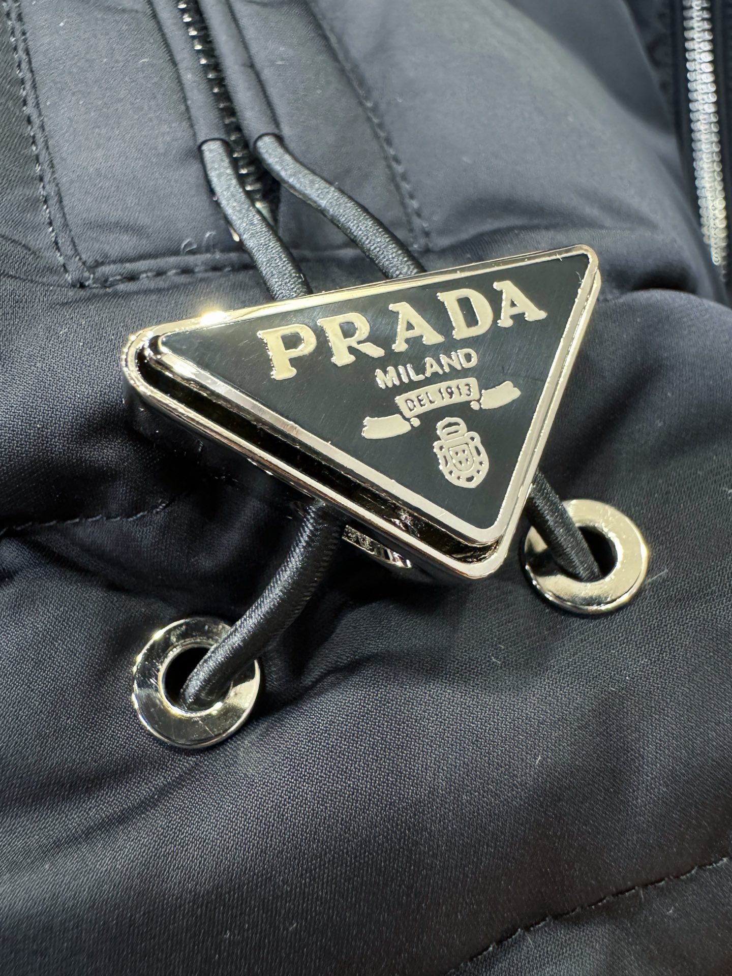 PRADA 普拉达 2025新款羽绒马甲 秀场新品，品相非常完美，专柜高科技防水面料，内里90%白鹅绒填