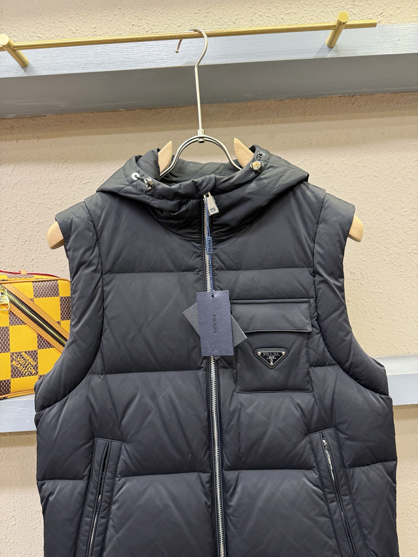 PRADA 普拉达 2025新款羽绒马甲 秀场新品，品相非常完美，专柜高科技防水面料，内里90%白鹅绒填