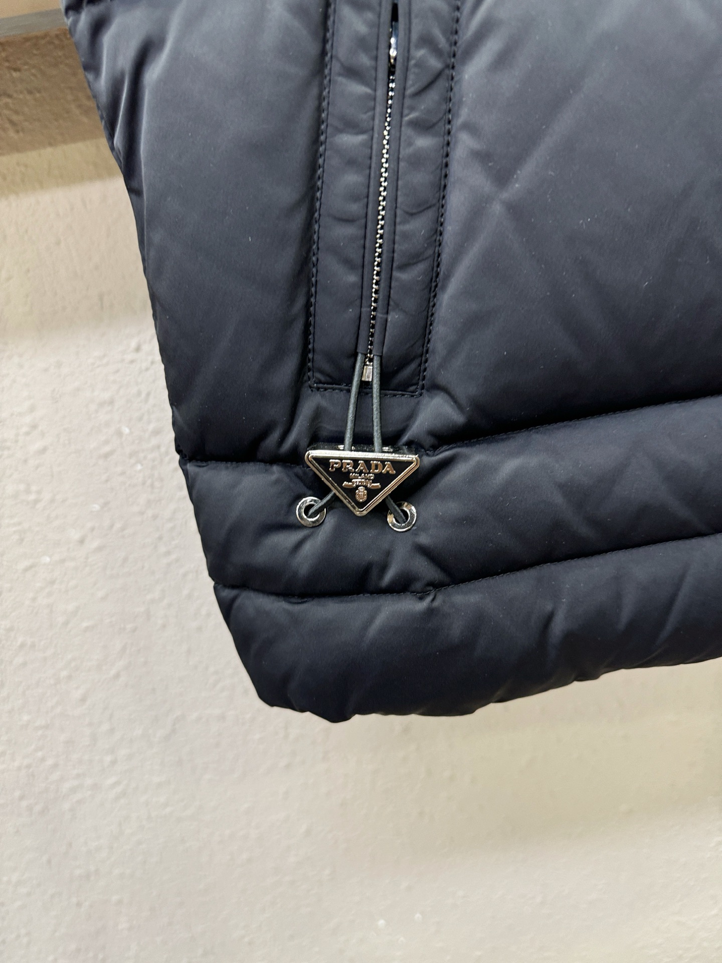 PRADA 普拉达 2025新款羽绒马甲 秀场新品，品相非常完美，专柜高科技防水面料，内里90%白鹅绒填