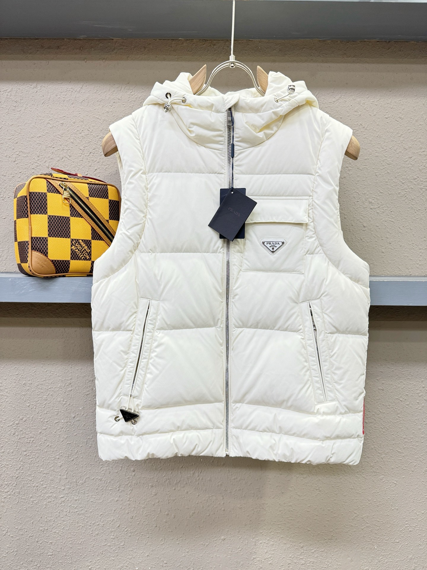 PRADA 普拉达 2025新款羽绒马甲 秀场新品，品相非常完美，专柜高科技防水面料，内里90%白鹅绒填