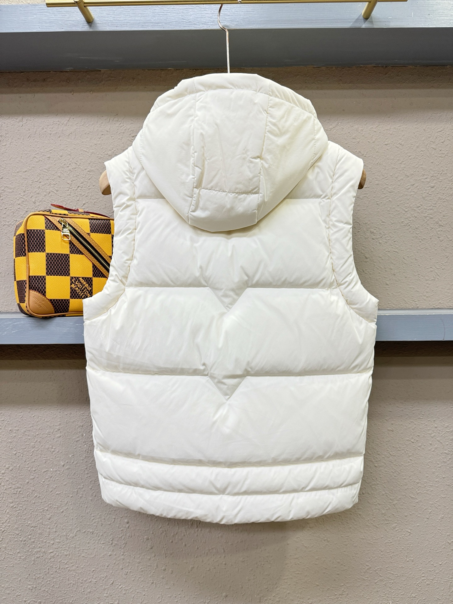 PRADA 普拉达 2025新款羽绒马甲 秀场新品，品相非常完美，专柜高科技防水面料，内里90%白鹅绒填