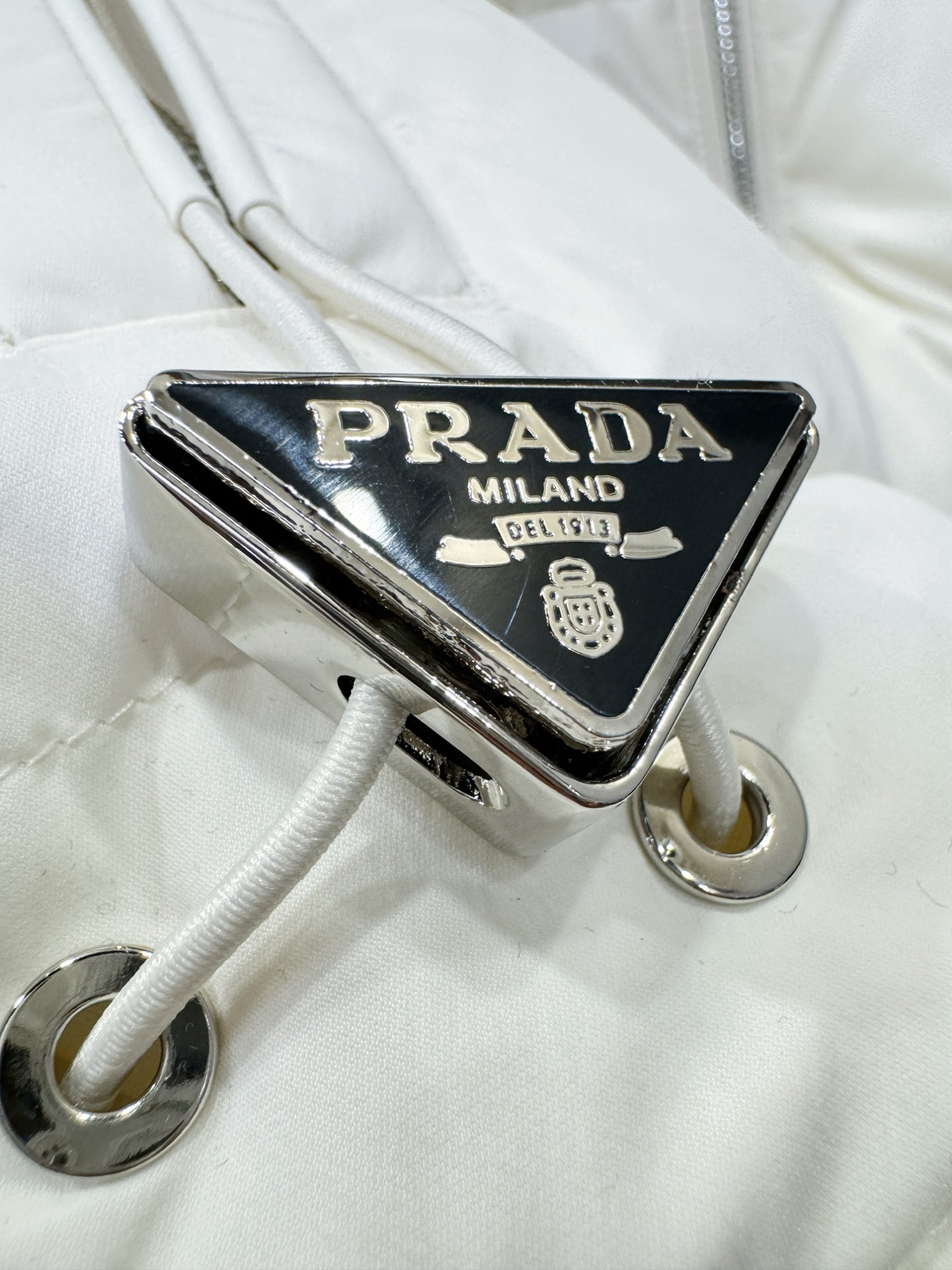 PRADA 普拉达 2025新款羽绒马甲 秀场新品，品相非常完美，专柜高科技防水面料，内里90%白鹅绒填