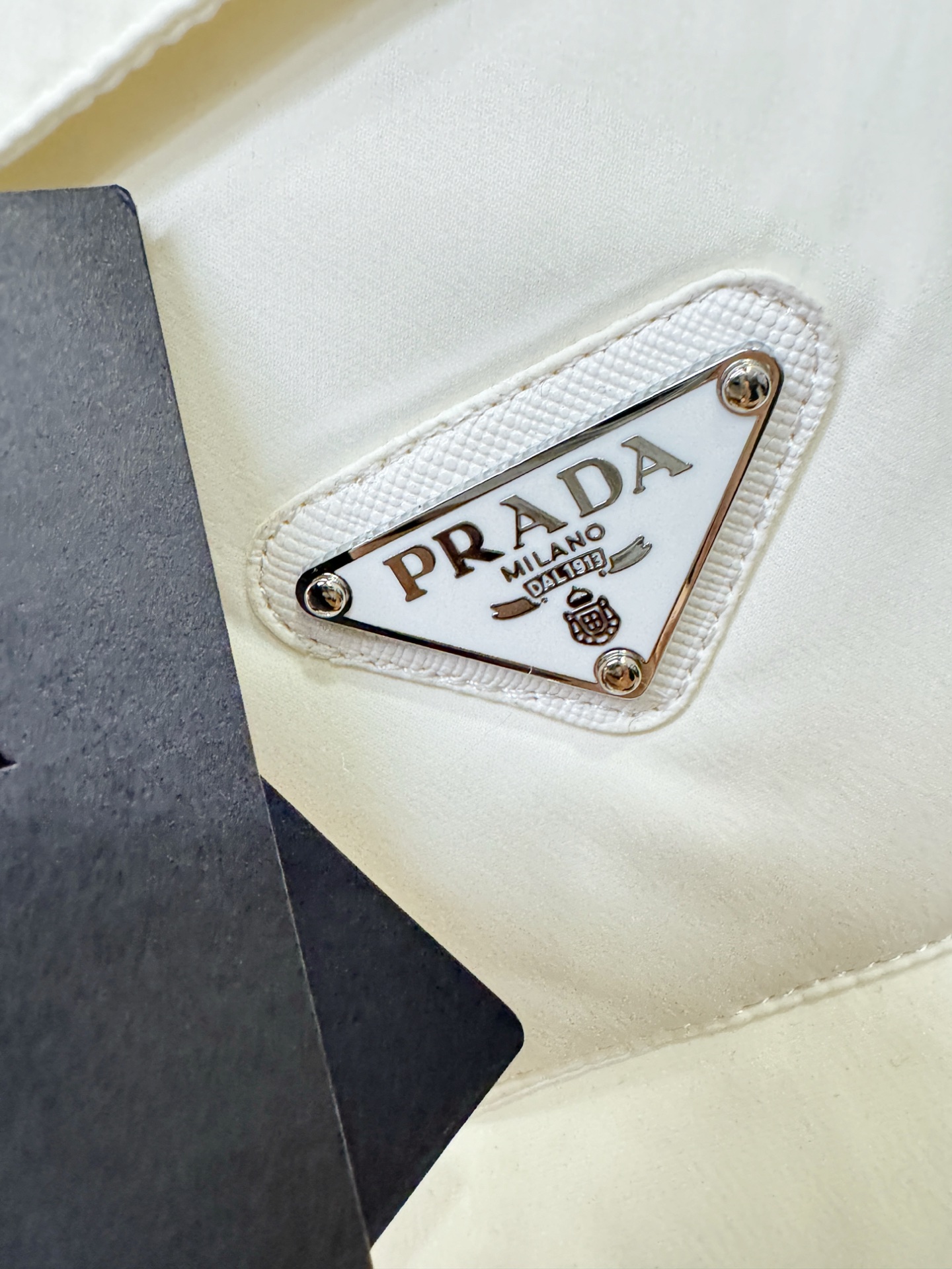 PRADA 普拉达 2025新款羽绒马甲 秀场新品，品相非常完美，专柜高科技防水面料，内里90%白鹅绒填