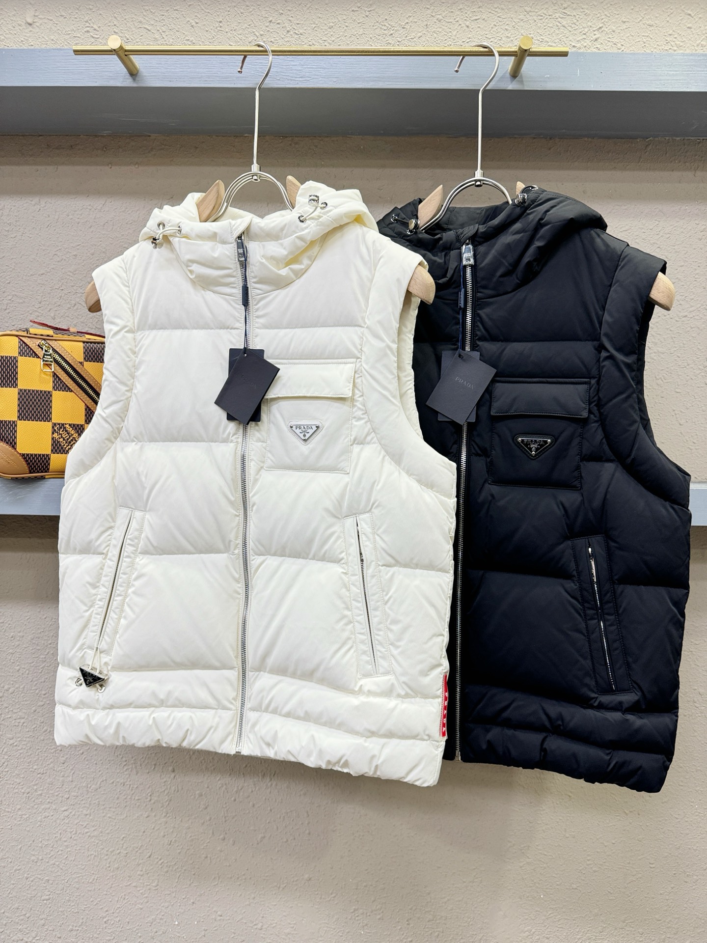 PRADA 普拉达 2025新款羽绒马甲 秀场新品，品相非常完美，专柜高科技防水面料，内里90%白鹅绒填