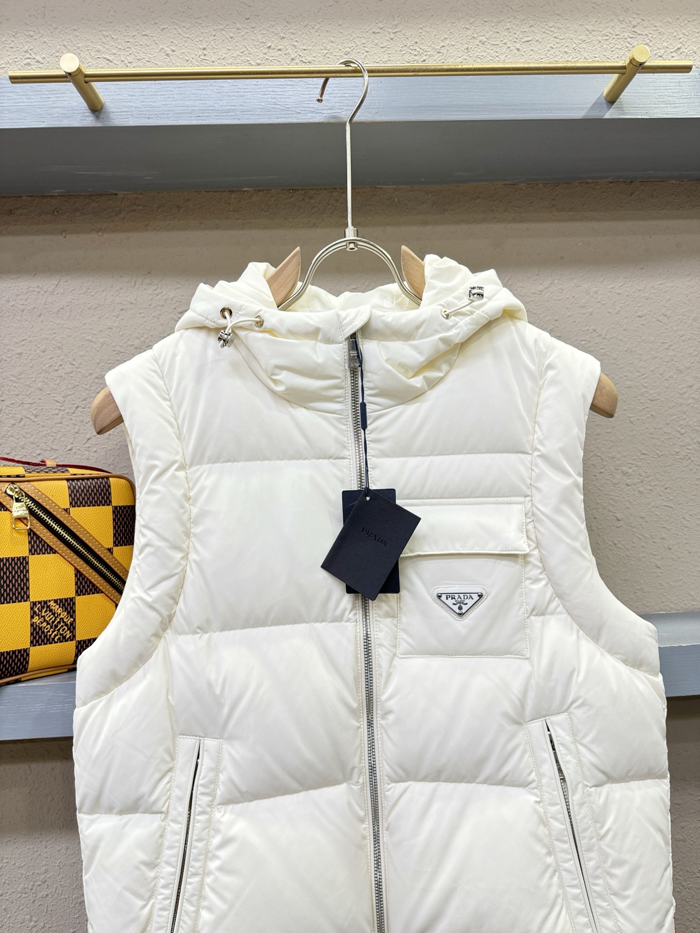 PRADA 普拉达 2025新款羽绒马甲 秀场新品，品相非常完美，专柜高科技防水面料，内里90%白鹅绒填