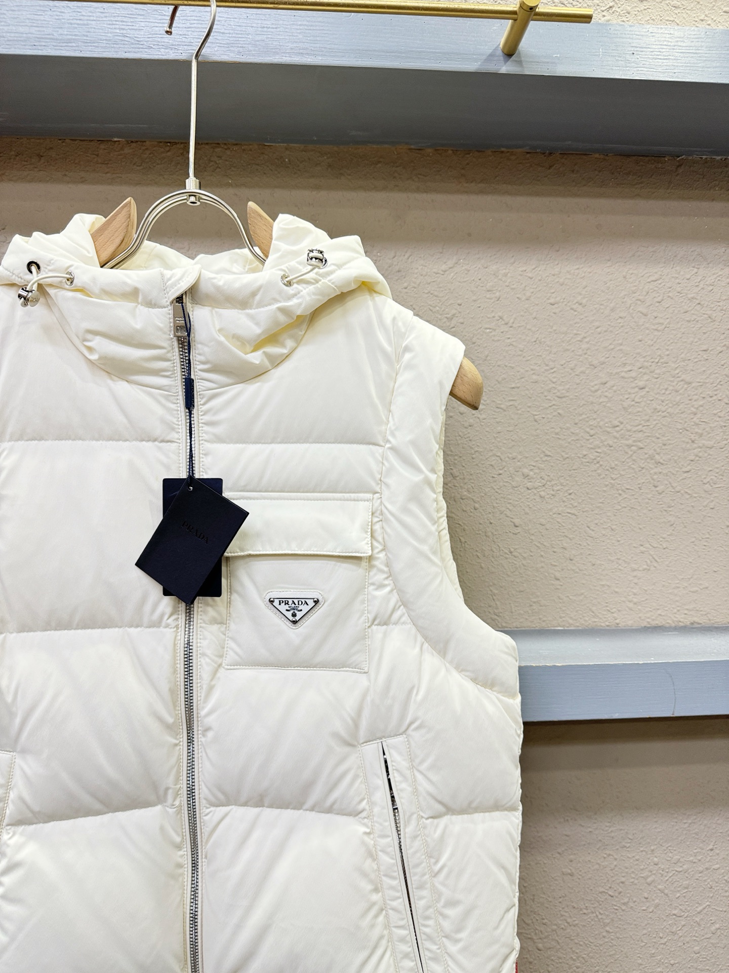 PRADA 普拉达 2025新款羽绒马甲 秀场新品，品相非常完美，专柜高科技防水面料，内里90%白鹅绒填