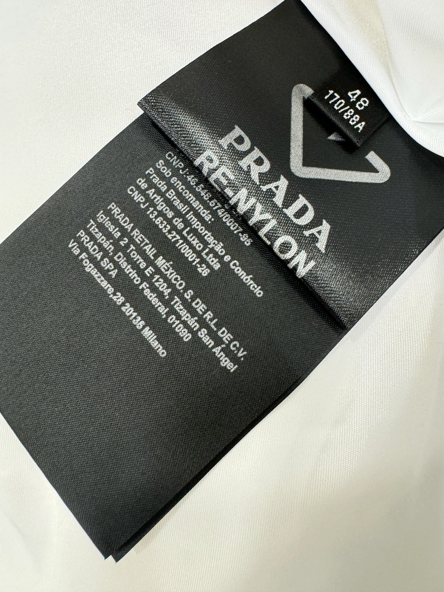 PRADA 普拉达 2025新款羽绒马甲 秀场新品，品相非常完美，专柜高科技防水面料，内里90%白鹅绒填