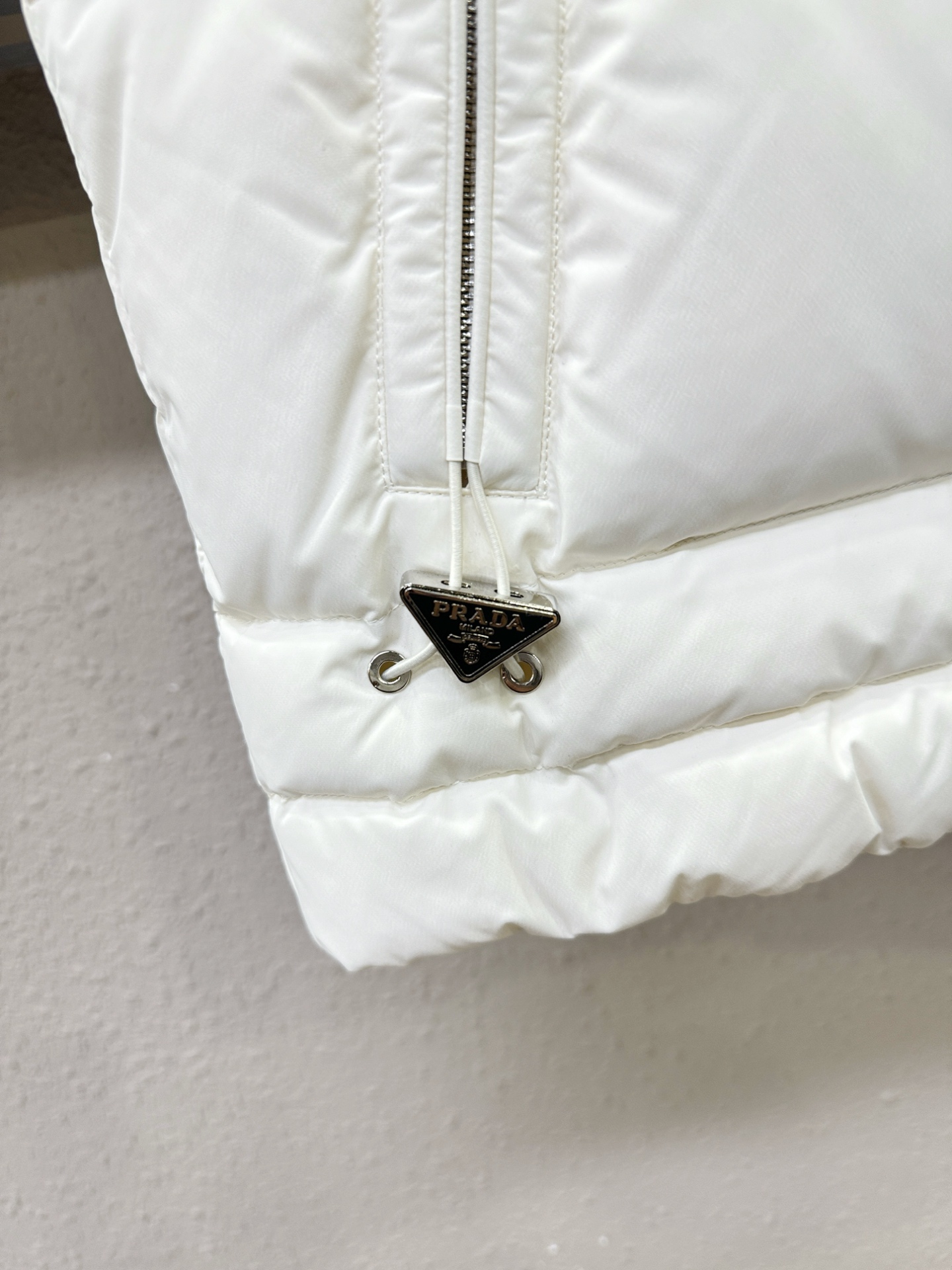 PRADA 普拉达 2025新款羽绒马甲 秀场新品，品相非常完美，专柜高科技防水面料，内里90%白鹅绒填