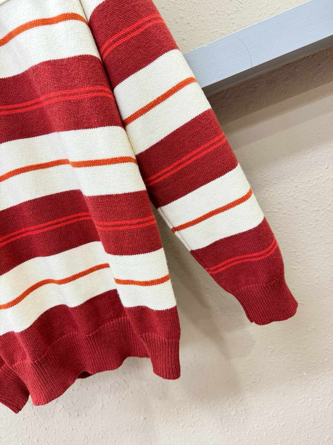 🎉🎉 [节日战衣] 罗意威 爆款毛衣🎊🎊元旦、春节，节日战衣，本命年亲们必备神器。情侣必备款。精选针织面