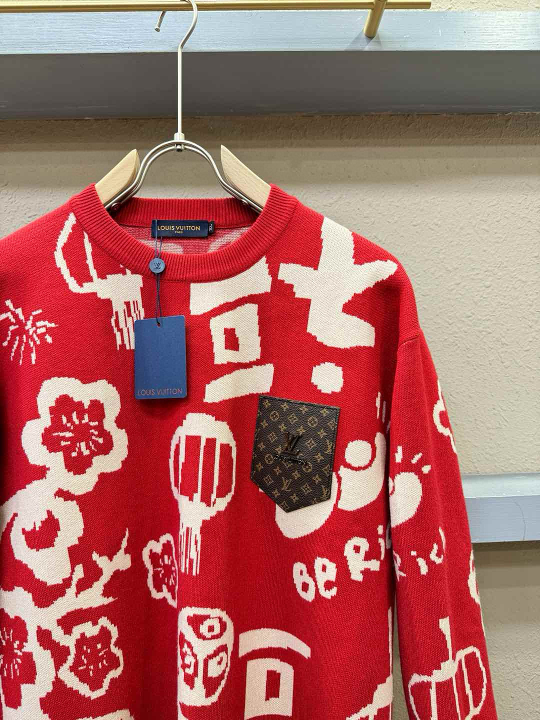 🎉🎉 [节日战衣] LV路易威登 爆款毛衣🎊🎊春节，节日战衣，本命年亲们必备神器。情侣必备款。精选针织面
