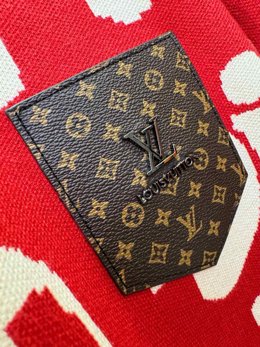 🎉🎉 [节日战衣] LV路易威登 爆款毛衣🎊🎊春节，节日战衣，本命年亲们必备神器。情侣必备款。精选针织面