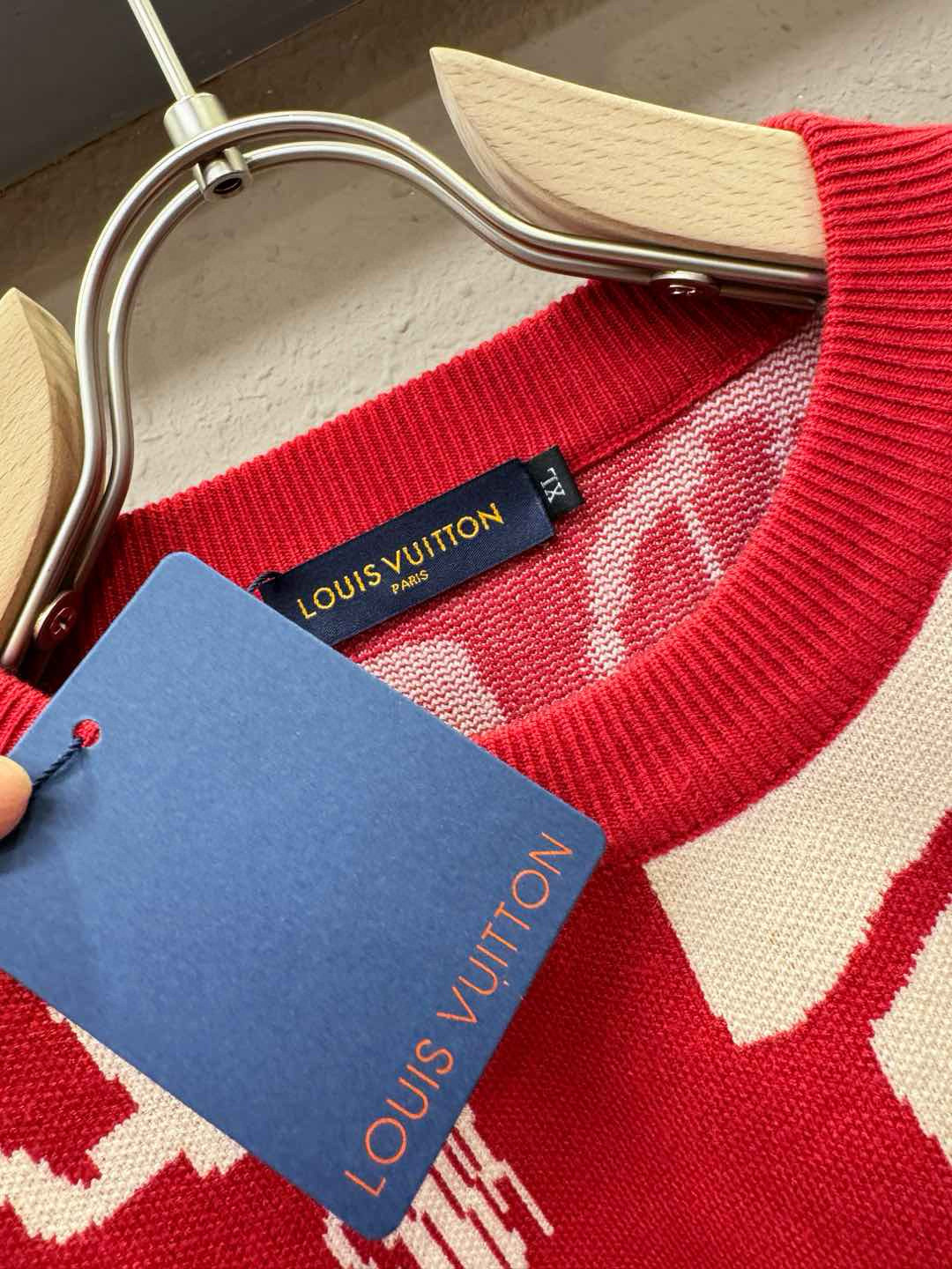 🎉🎉 [节日战衣] LV路易威登 爆款毛衣🎊🎊春节，节日战衣，本命年亲们必备神器。情侣必备款。精选针织面