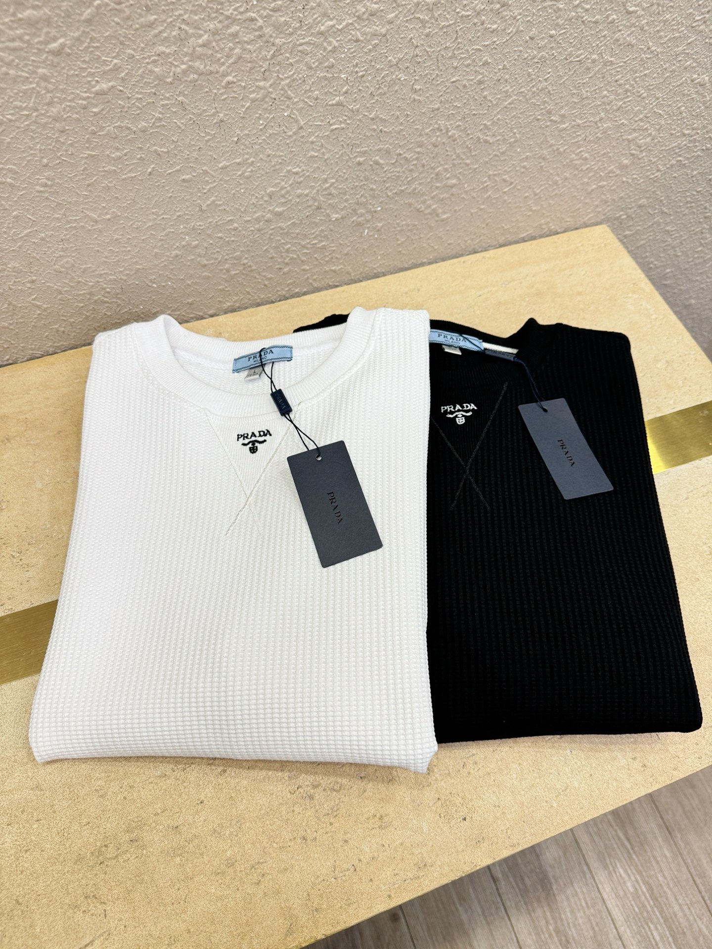 PRADA 普拉达 2025ss秋冬新品 长袖卫衣，经典Logo设计，百搭款 官网同步发售 定制面料，柔