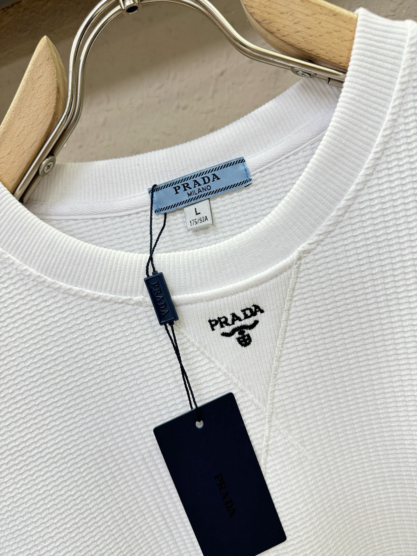 PRADA 普拉达 2025ss秋冬新品 长袖卫衣，经典Logo设计，百搭款 官网同步发售 定制面料，柔