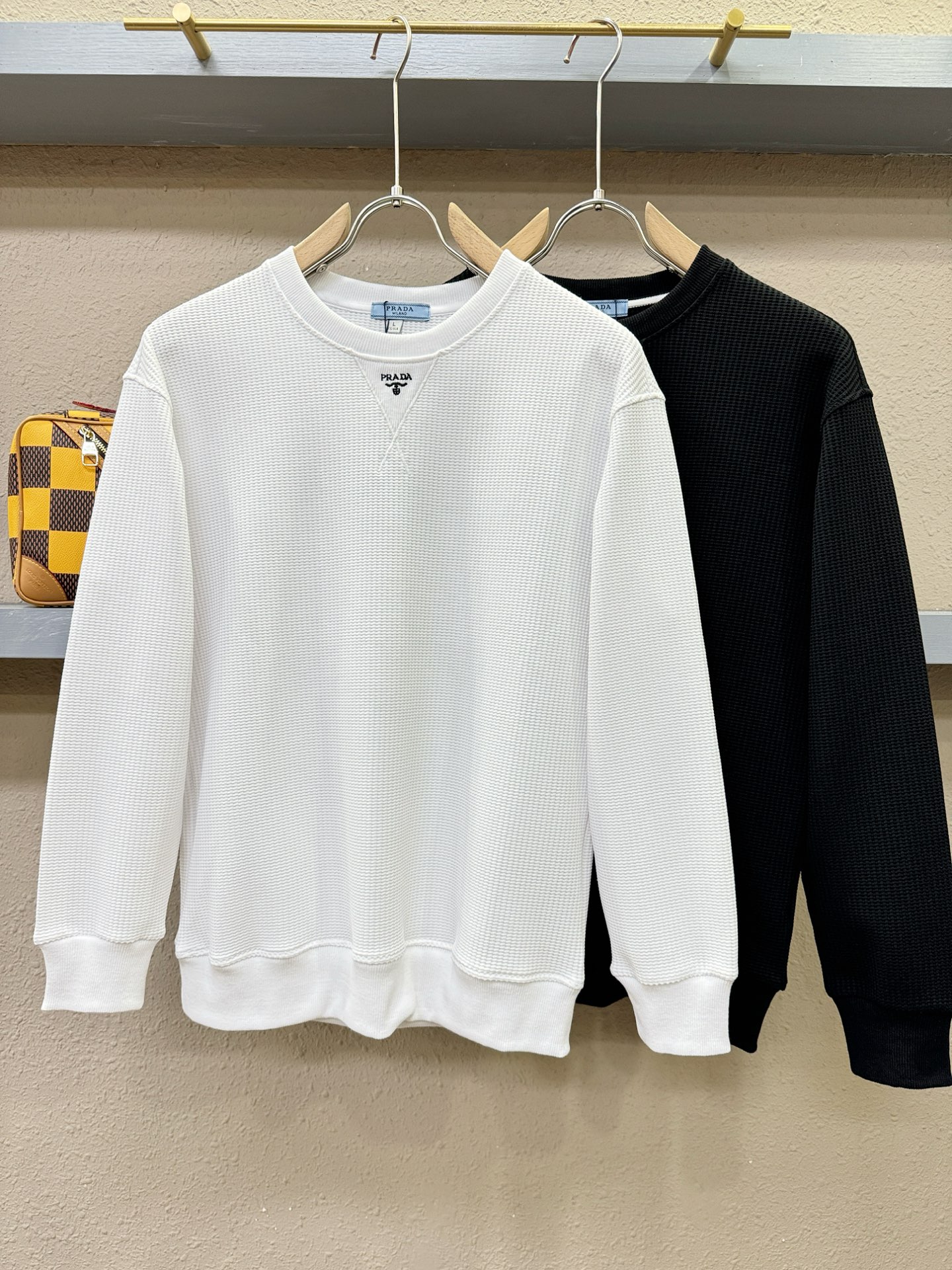 PRADA 普拉达 2025ss秋冬新品 长袖卫衣，经典Logo设计，百搭款 官网同步发售 定制面料，柔