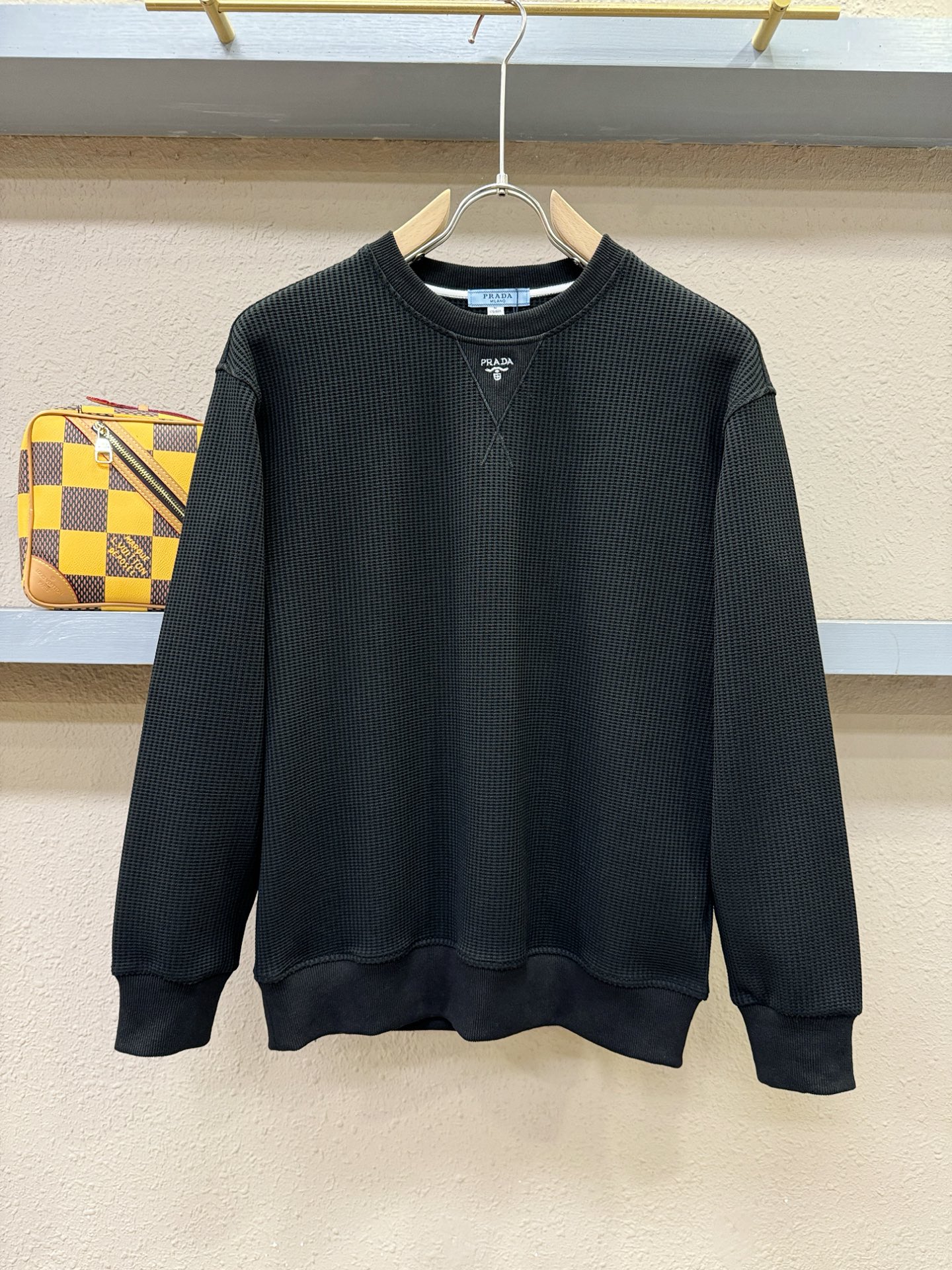 PRADA 普拉达 2025ss秋冬新品 长袖卫衣，经典Logo设计，百搭款 官网同步发售 定制面料，柔