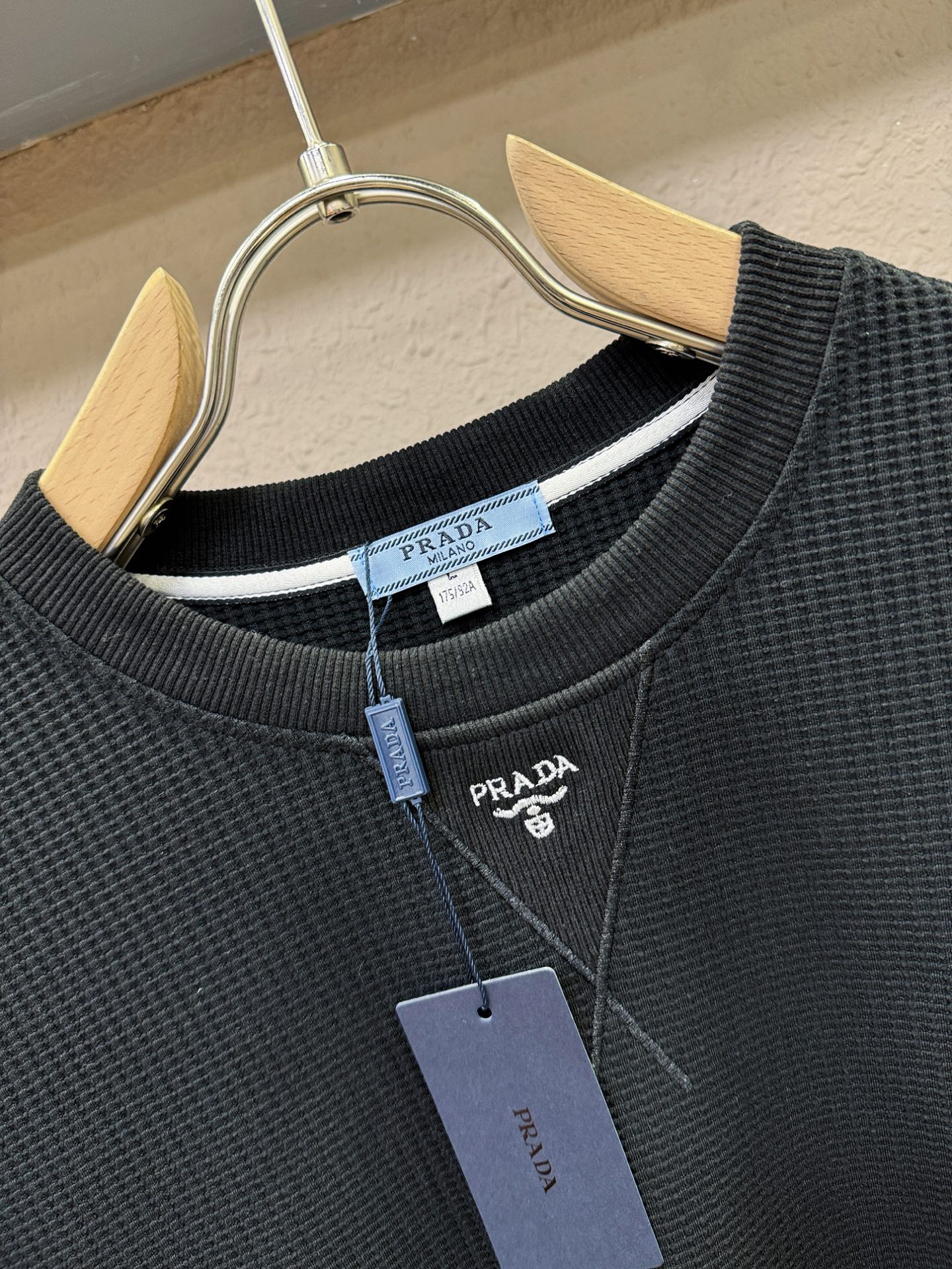 PRADA 普拉达 2025ss秋冬新品 长袖卫衣，经典Logo设计，百搭款 官网同步发售 定制面料，柔