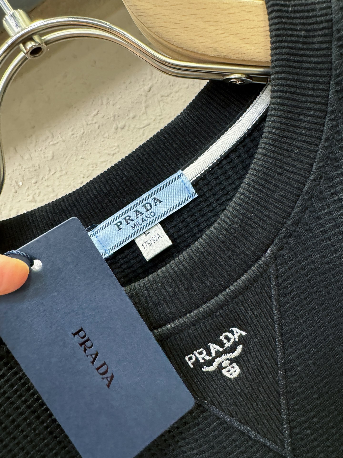 PRADA 普拉达 2025ss秋冬新品 长袖卫衣，经典Logo设计，百搭款 官网同步发售 定制面料，柔