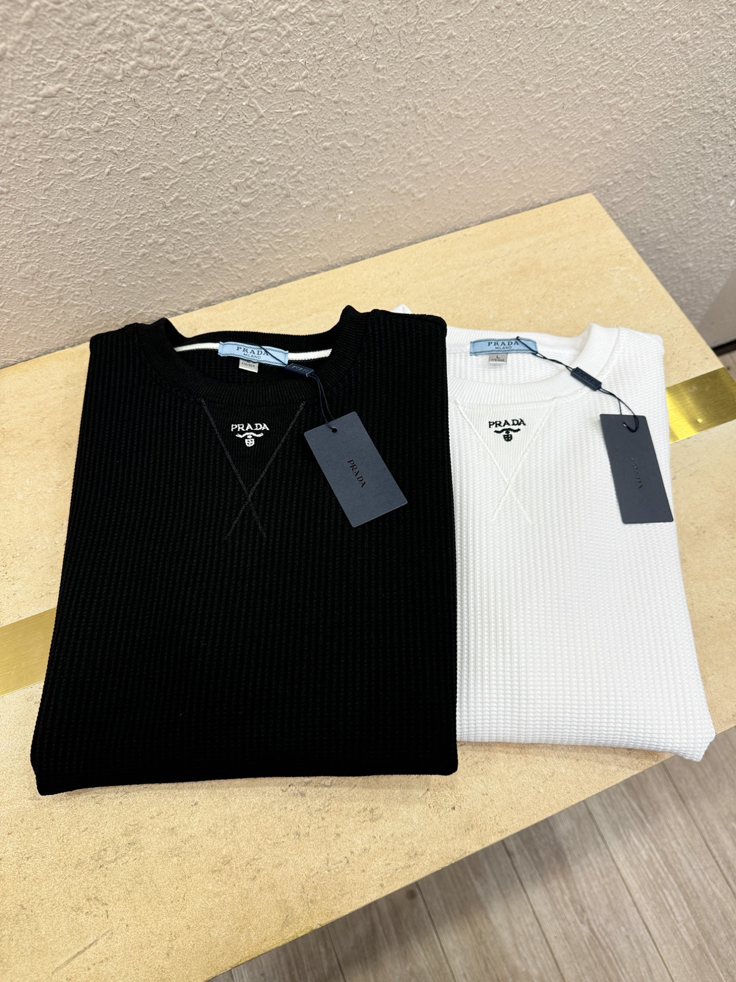 PRADA 普拉达 2025ss秋冬新品 长袖卫衣，经典Logo设计，百搭款 官网同步发售 定制面料，柔