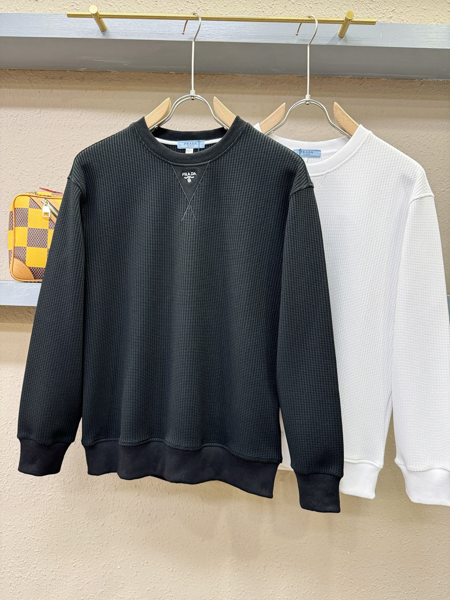 PRADA 普拉达 2025ss秋冬新品 长袖卫衣，经典Logo设计，百搭款 官网同步发售 定制面料，柔