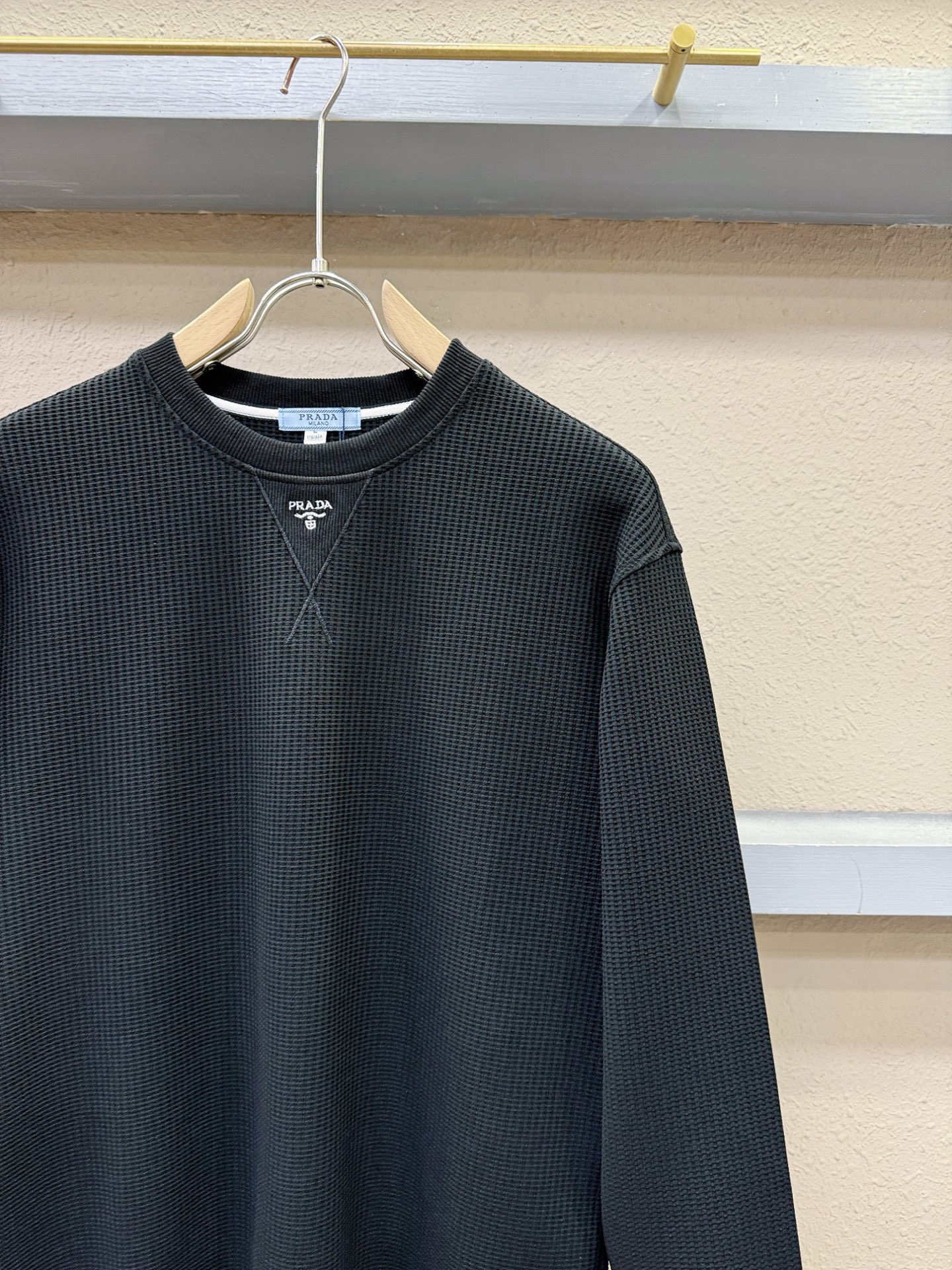 PRADA 普拉达 2025ss秋冬新品 长袖卫衣，经典Logo设计，百搭款 官网同步发售 定制面料，柔