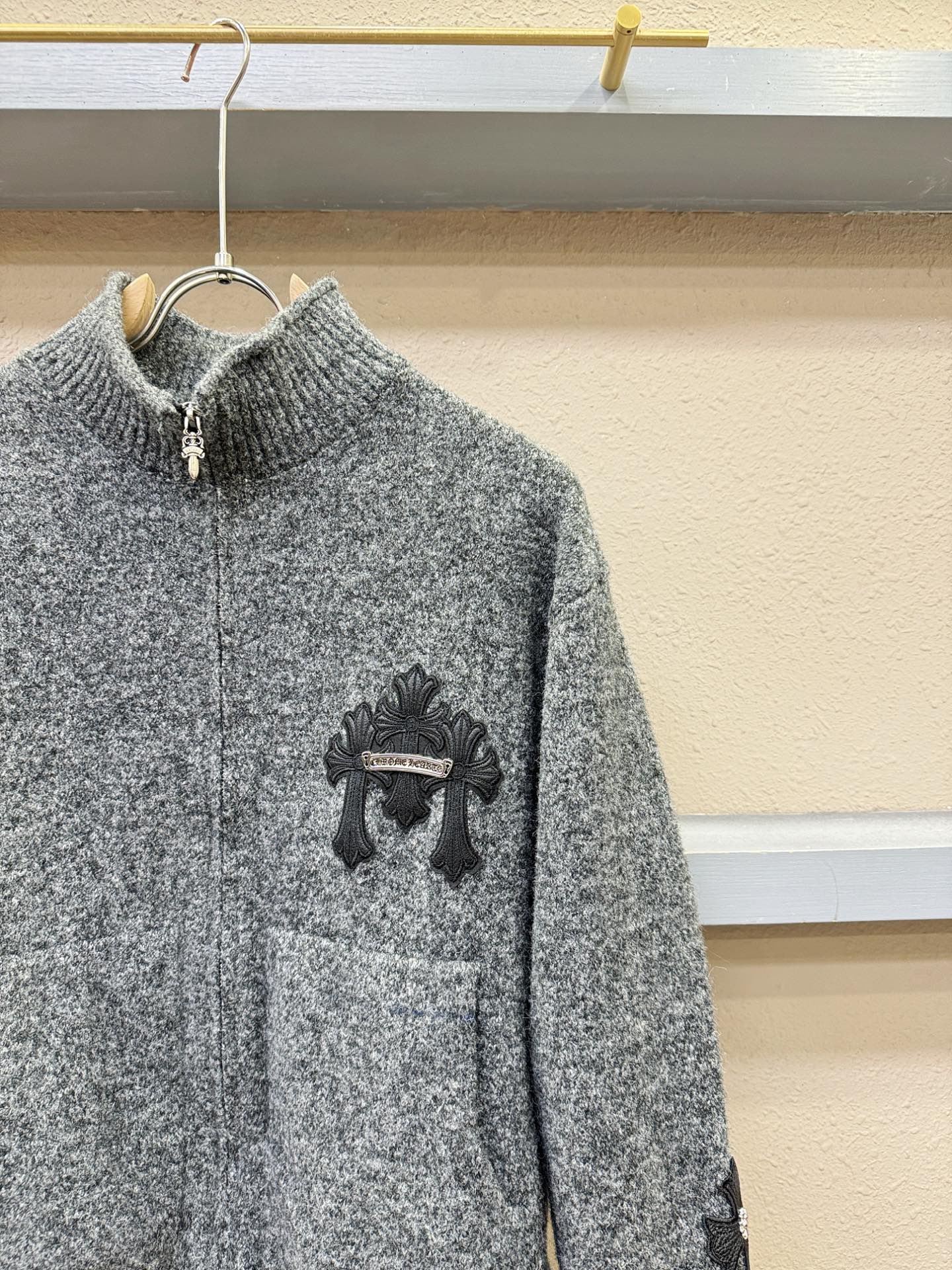 CHROME HEARTS 克罗心 2025秋冬新款毛衣开衫，手感柔软。 logo图案设计，贸易公司渠道