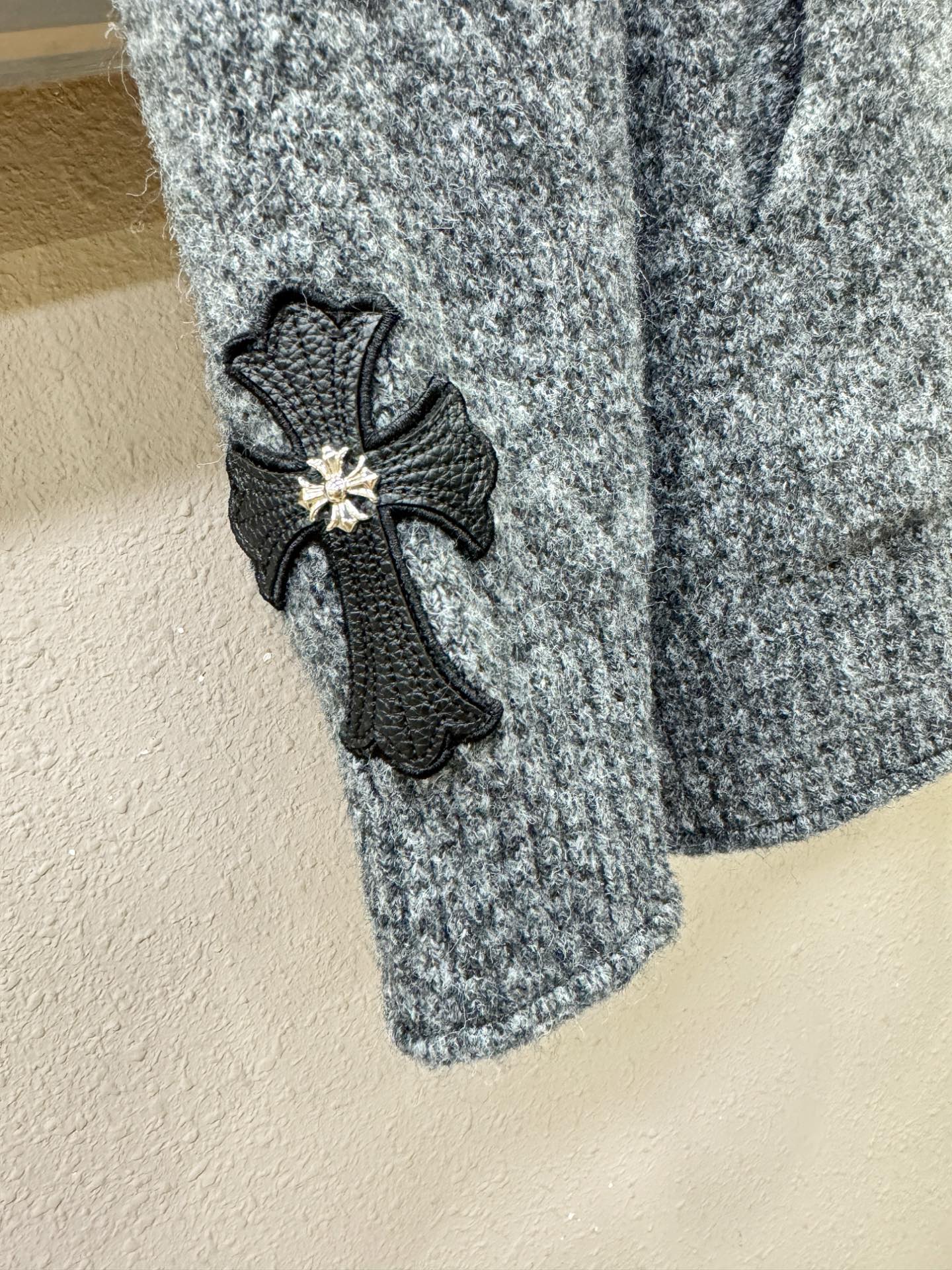 CHROME HEARTS 克罗心 2025秋冬新款毛衣开衫，手感柔软。 logo图案设计，贸易公司渠道