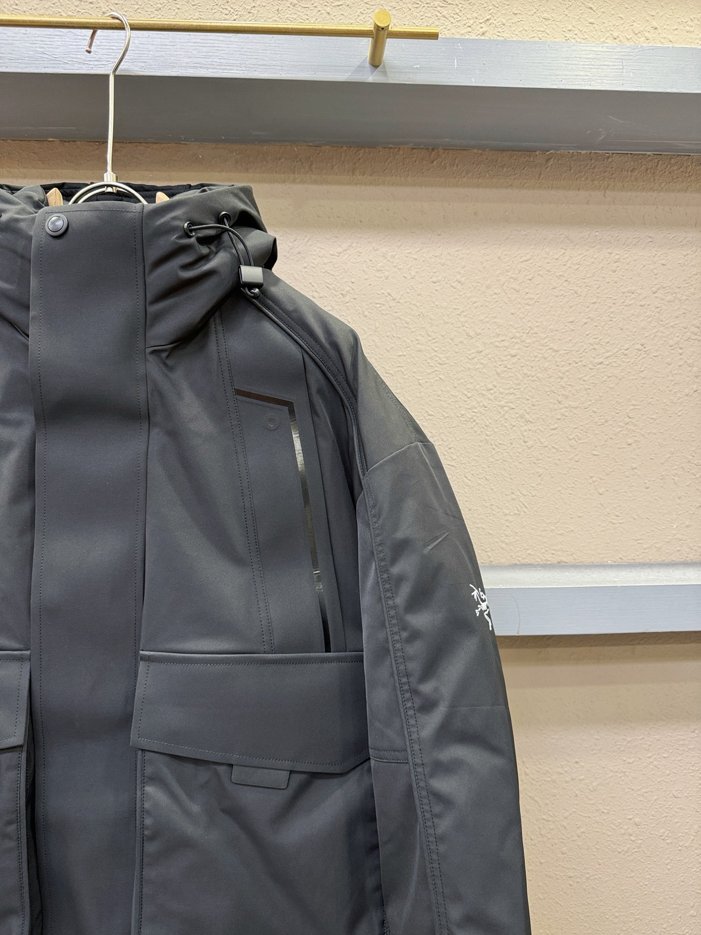 ARC‘TERYX/始祖鸟 2025新款羽绒服，秀场新品，品相非常完美，专柜高科技防水面料，内里90%白