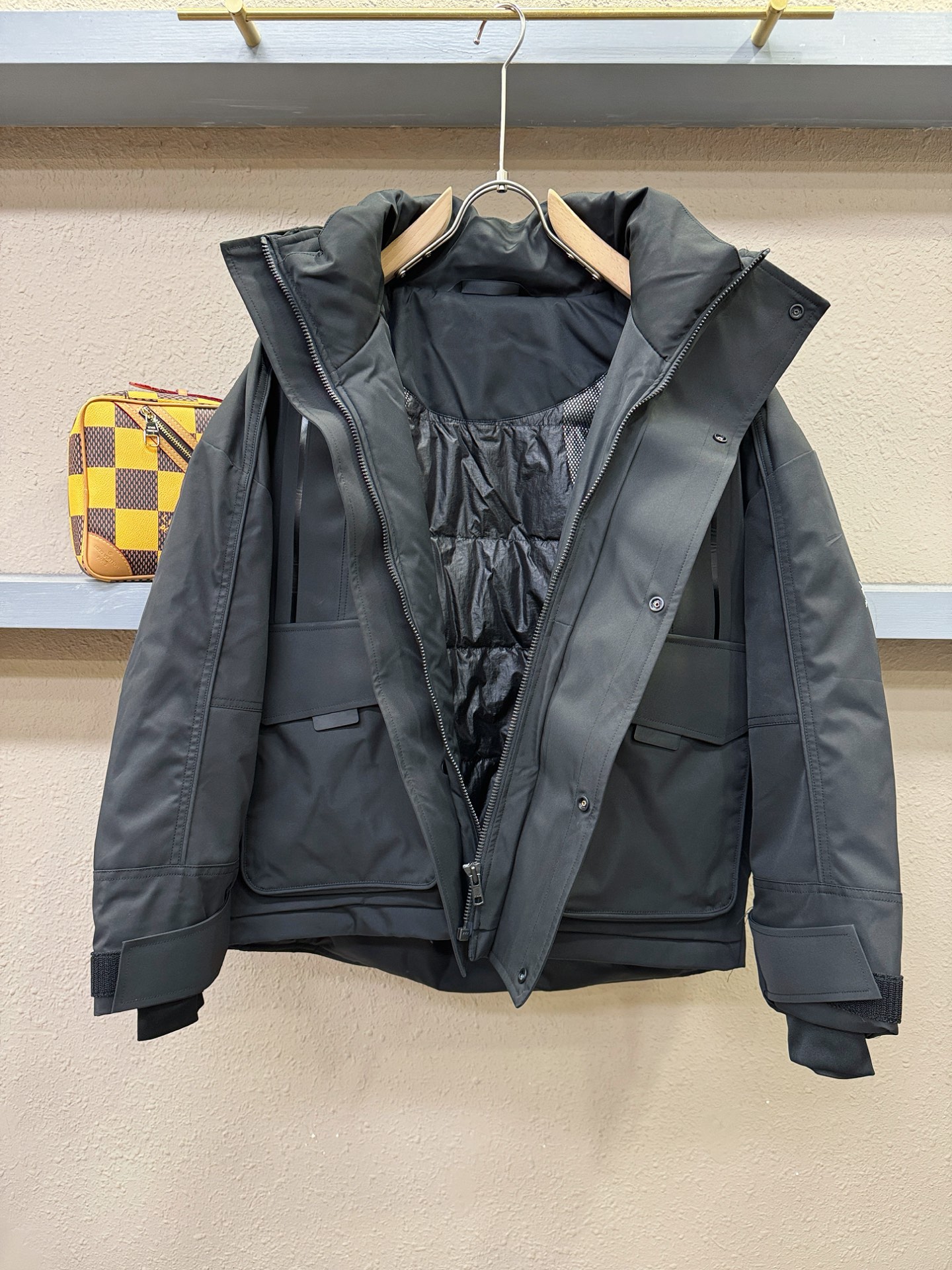 ARC‘TERYX/始祖鸟 2025新款羽绒服，秀场新品，品相非常完美，专柜高科技防水面料，内里90%白