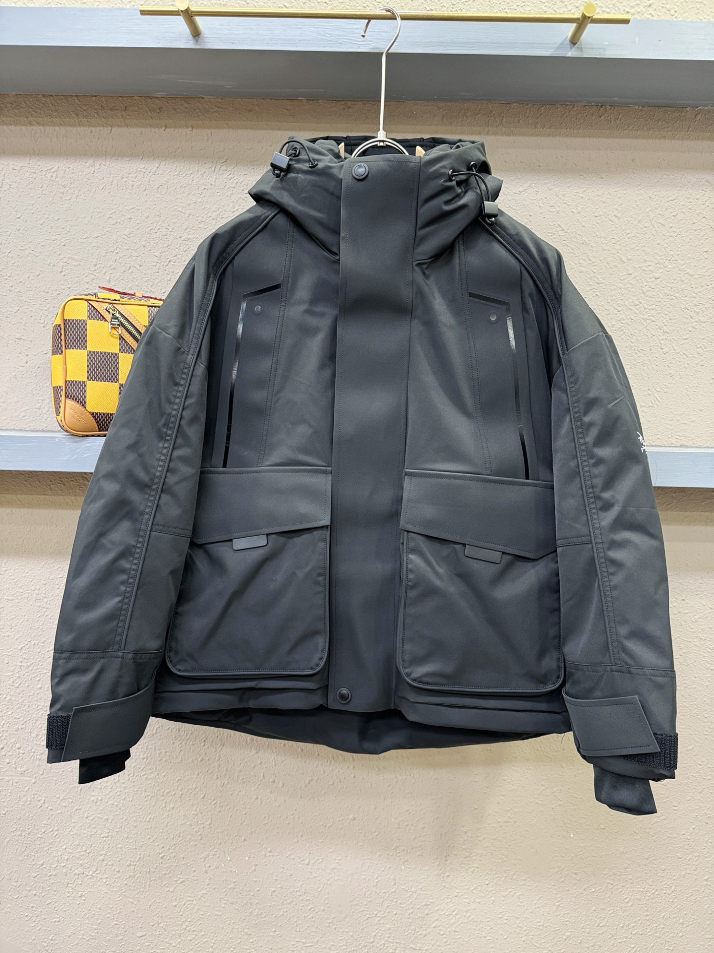 ARC‘TERYX/始祖鸟 2025新款羽绒服，秀场新品，品相非常完美，专柜高科技防水面料，内里90%白