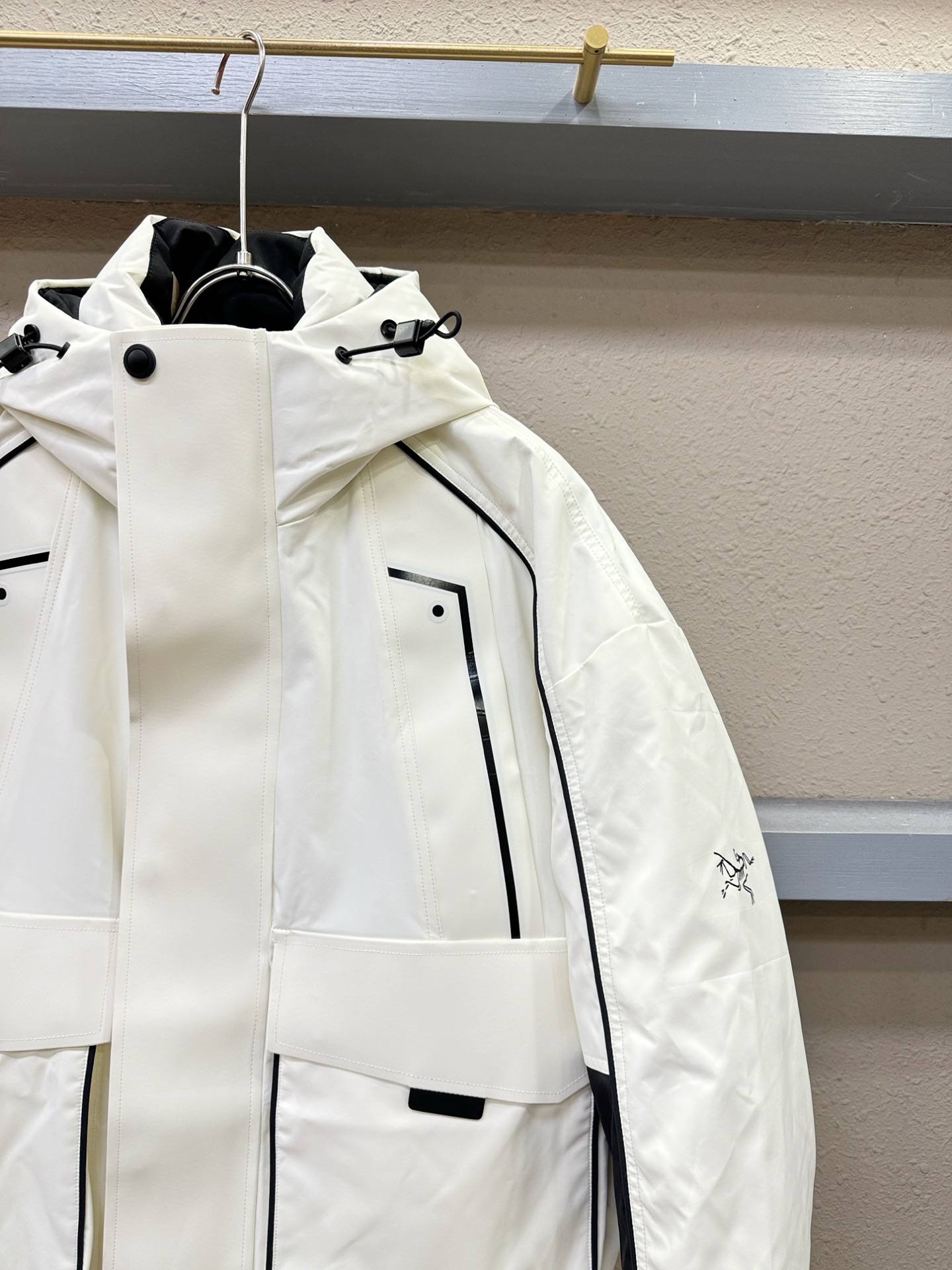 ARC‘TERYX/始祖鸟 2025新款羽绒服，秀场新品，品相非常完美，专柜高科技防水面料，内里90%白