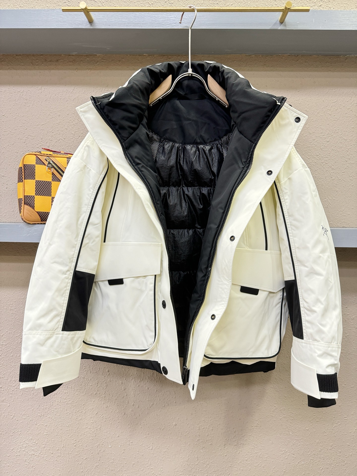 ARC‘TERYX/始祖鸟 2025新款羽绒服，秀场新品，品相非常完美，专柜高科技防水面料，内里90%白