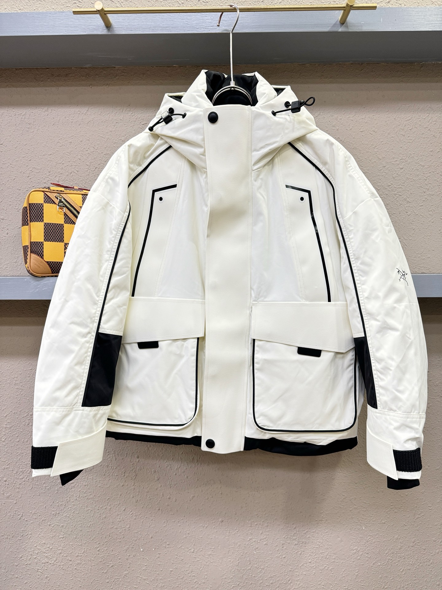 ARC‘TERYX/始祖鸟 2025新款羽绒服，秀场新品，品相非常完美，专柜高科技防水面料，内里90%白