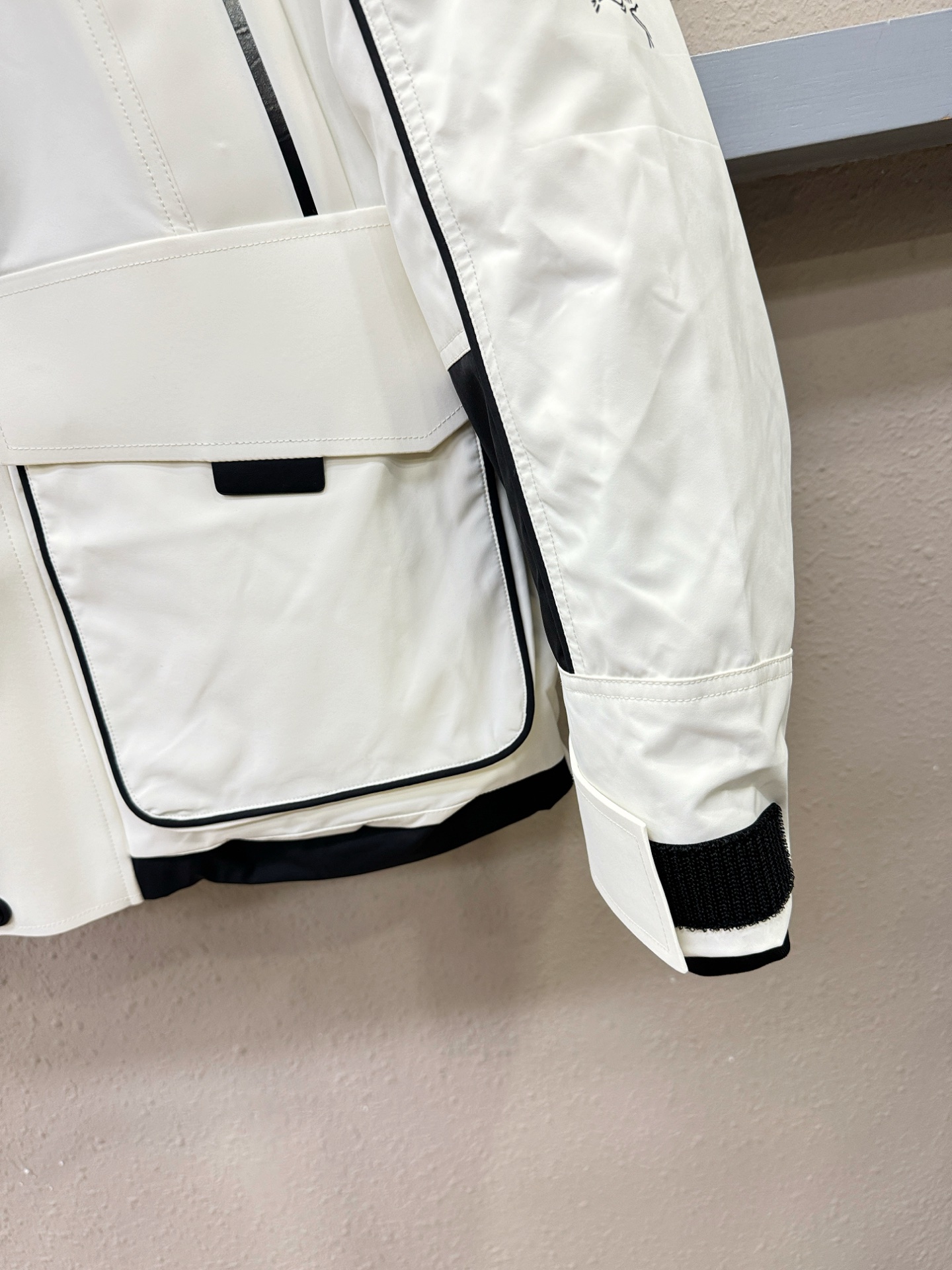 ARC‘TERYX/始祖鸟 2025新款羽绒服，秀场新品，品相非常完美，专柜高科技防水面料，内里90%白