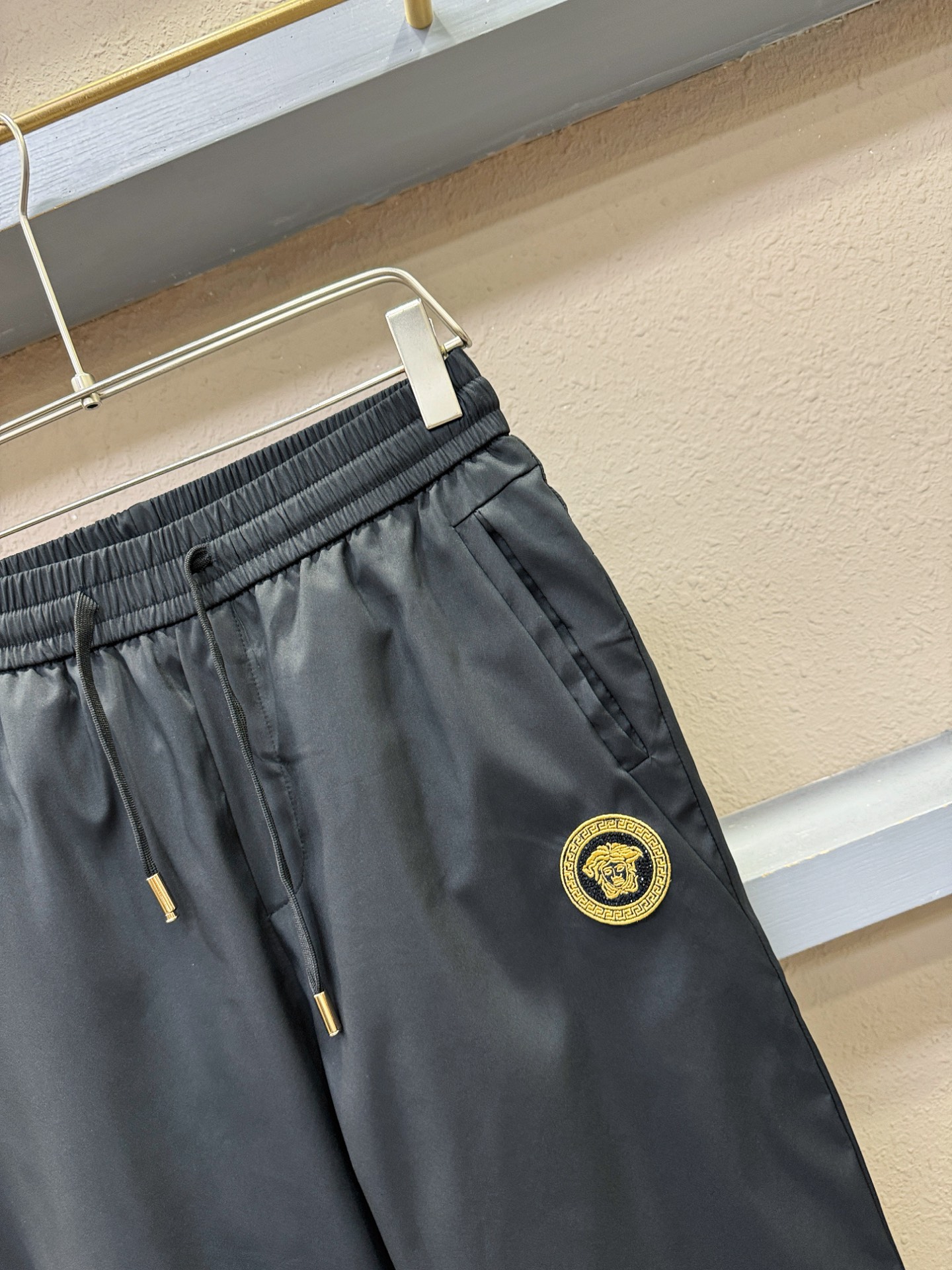 Versace 范思哲 2025秋冬新款防寒机能羽绒裤，经典羽绒长裤，防风防雨雪，内里大朵绒填充，舒适保