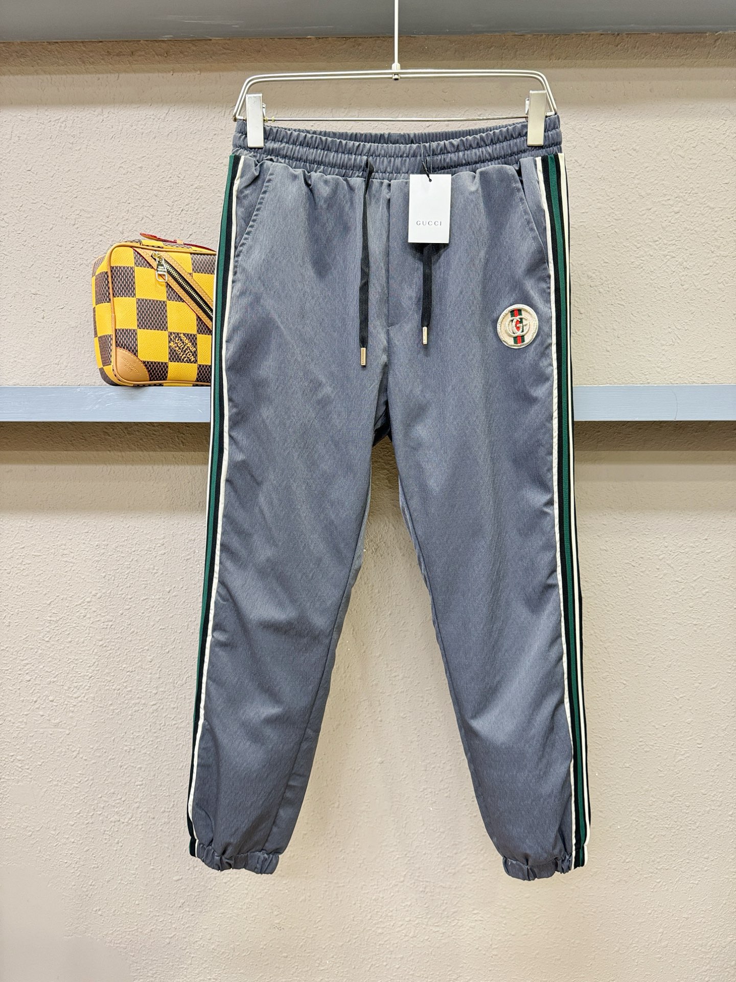 Gucci古奇2025秋冬新款防寒机能羽绒裤，经典羽绒长裤，防风防雨雪，内里大朵绒填充，舒适保暖。运动时