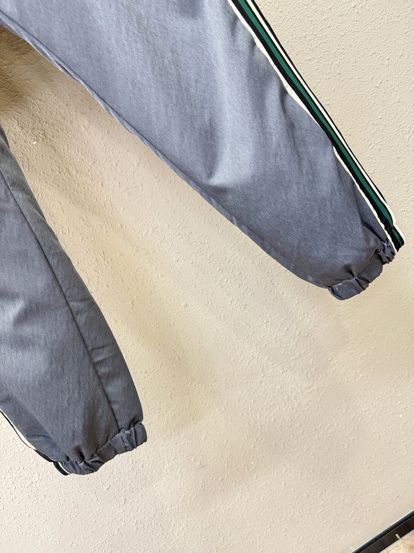 Gucci古奇2025秋冬新款防寒机能羽绒裤，经典羽绒长裤，防风防雨雪，内里大朵绒填充，舒适保暖。运动时