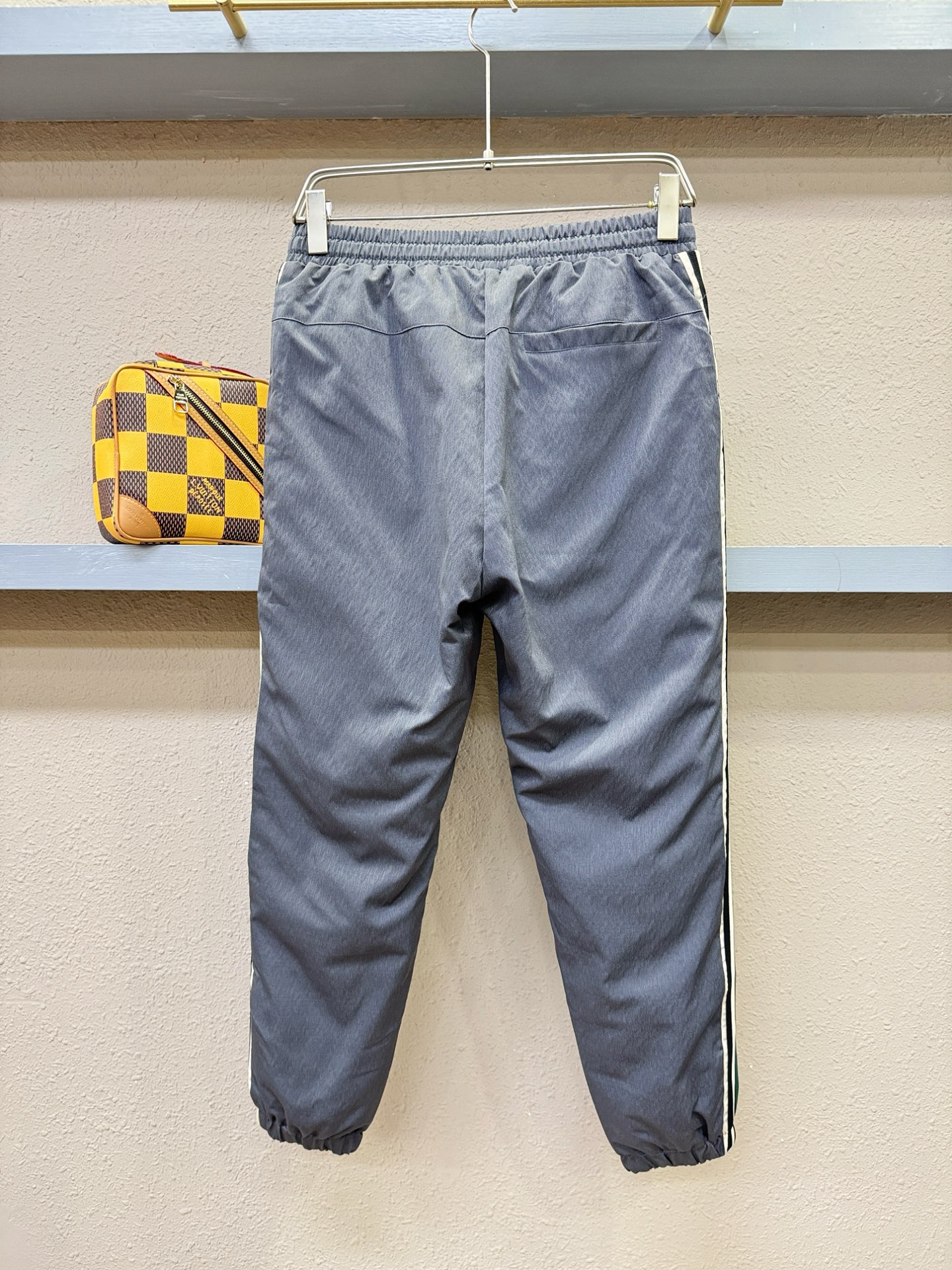 Gucci古奇2025秋冬新款防寒机能羽绒裤，经典羽绒长裤，防风防雨雪，内里大朵绒填充，舒适保暖。运动时