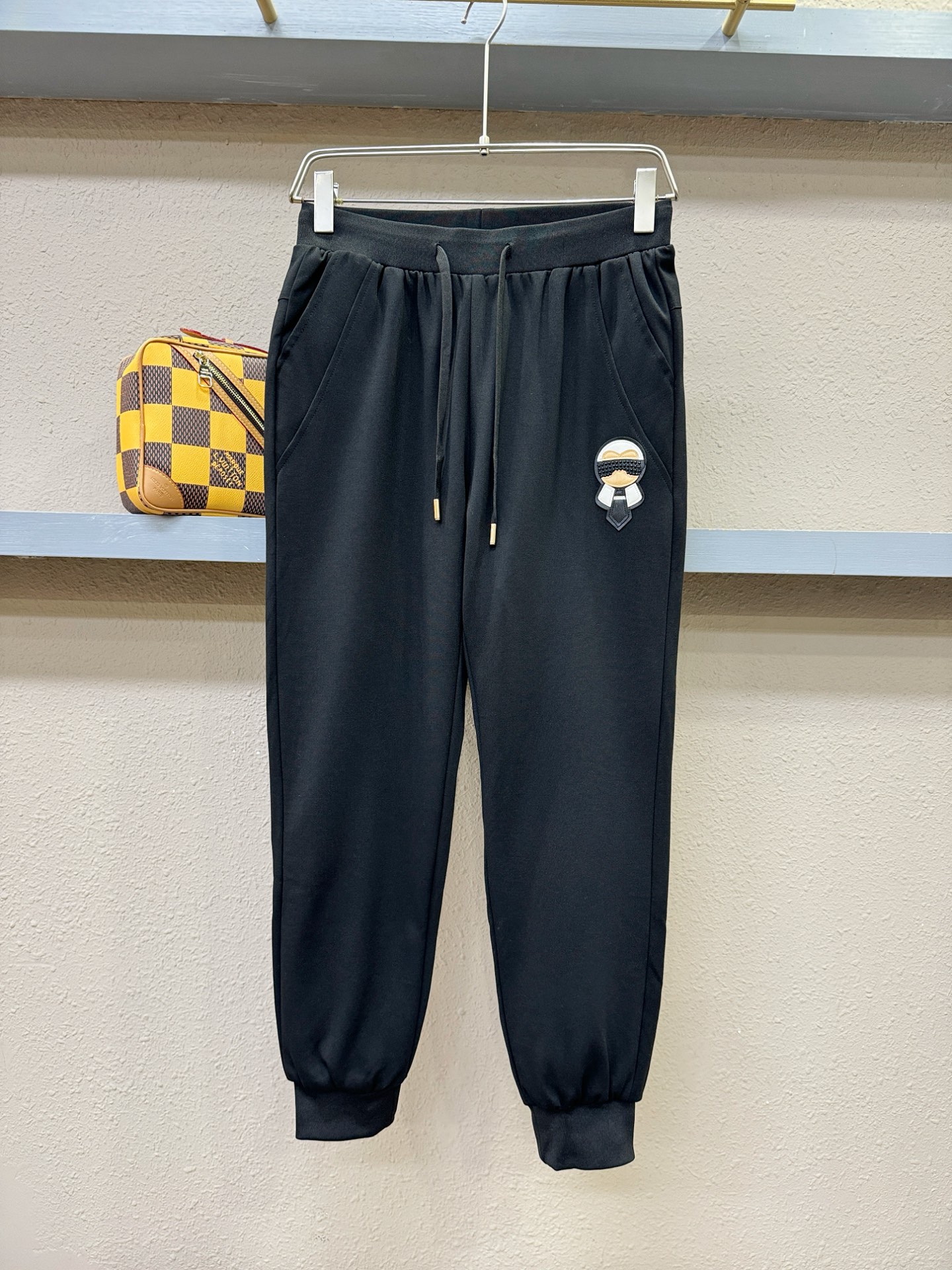 FENDI芬迪 2025秋冬新款防寒机能羽绒裤，经典羽绒长裤，防风防雨雪，内里大朵绒填充，舒适保暖。运动