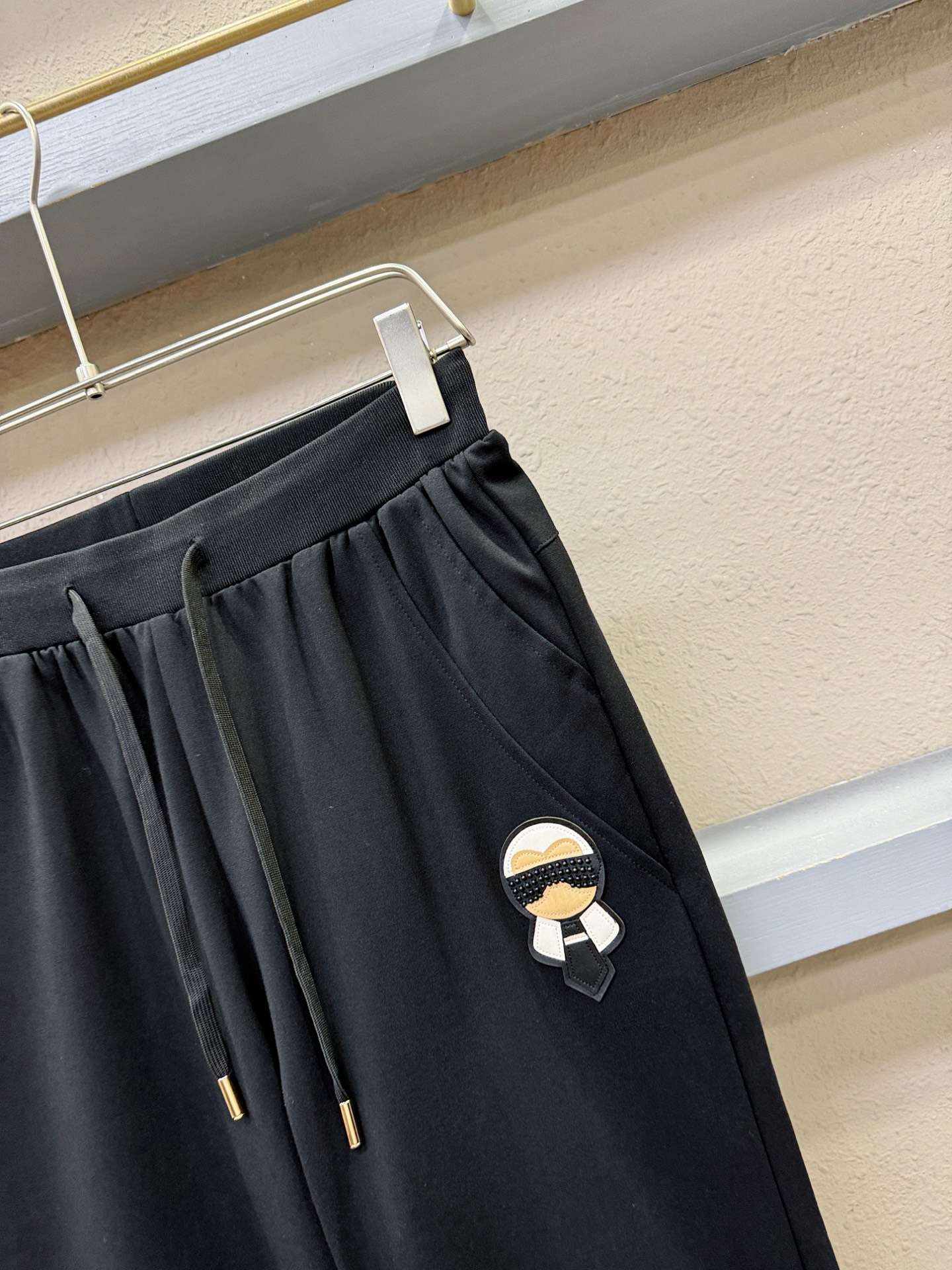 FENDI芬迪 2025秋冬新款防寒机能羽绒裤，经典羽绒长裤，防风防雨雪，内里大朵绒填充，舒适保暖。运动